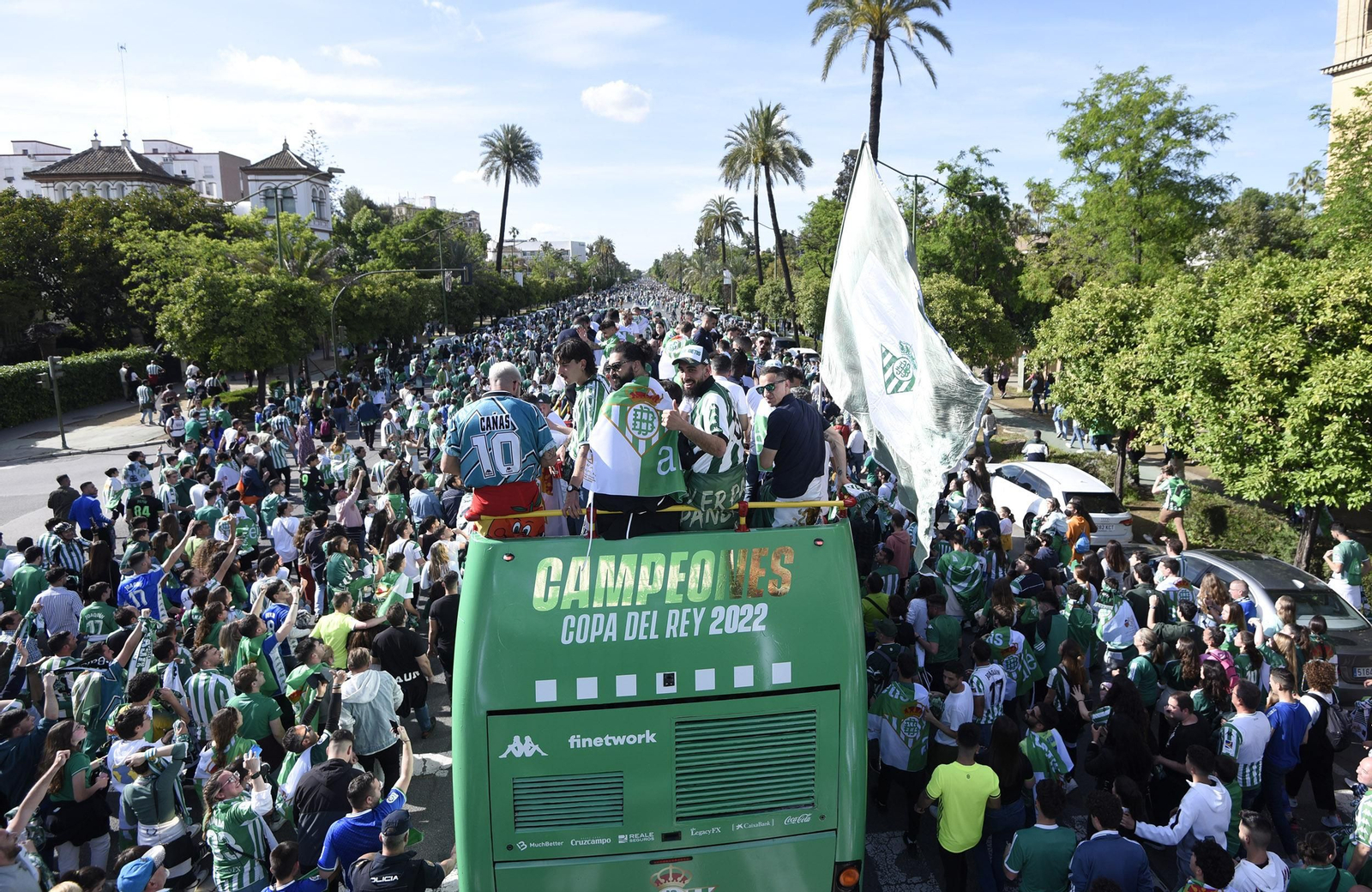 Las imágenes de la celebración del Betis por las calles de Sevilla