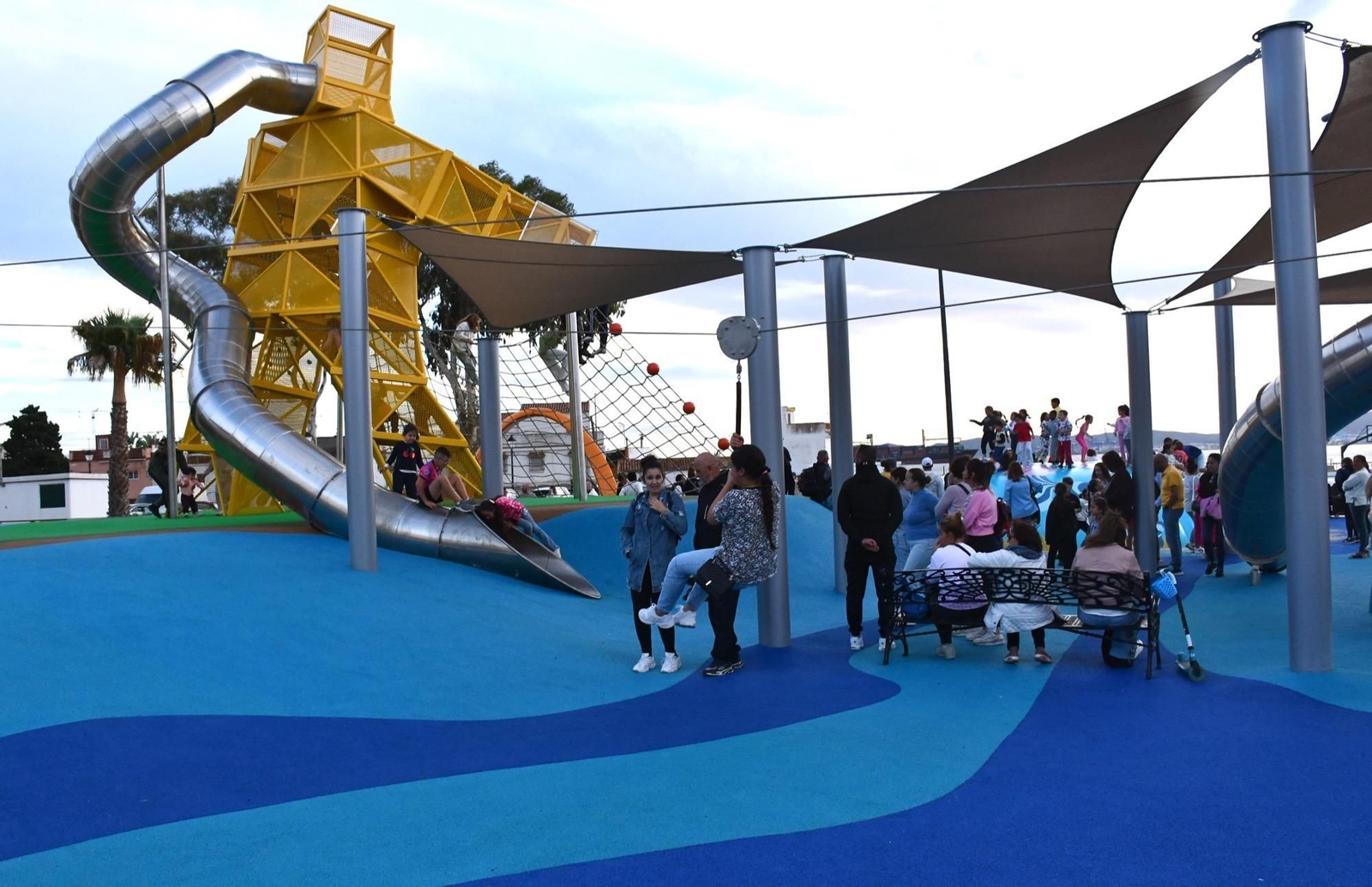 Multitudinaria inauguración del nuevo parque temático entre Campamento y Puente Mayorga