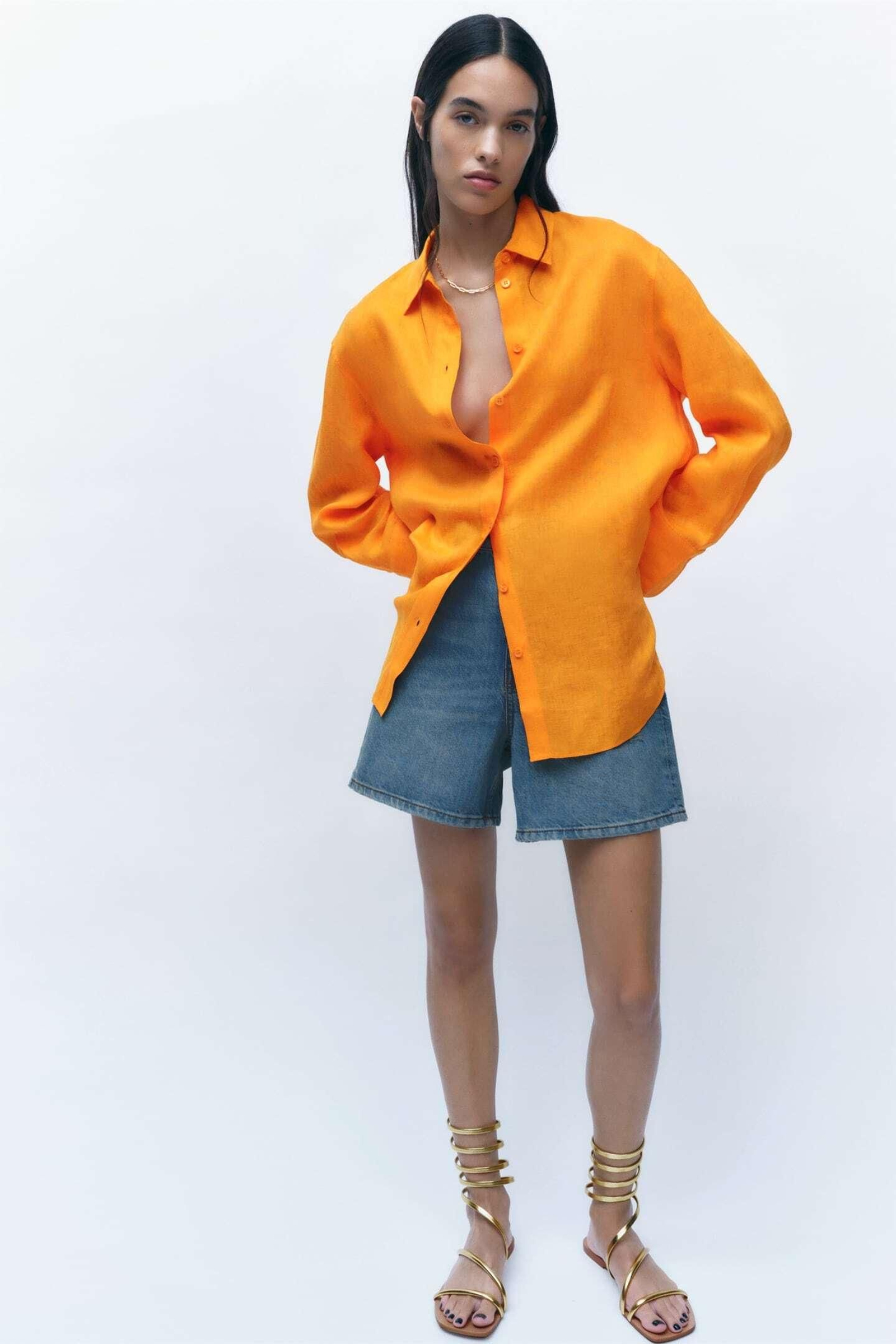 Blusa naranja de satén de Zara. Blusa naranja de satén de Zara.