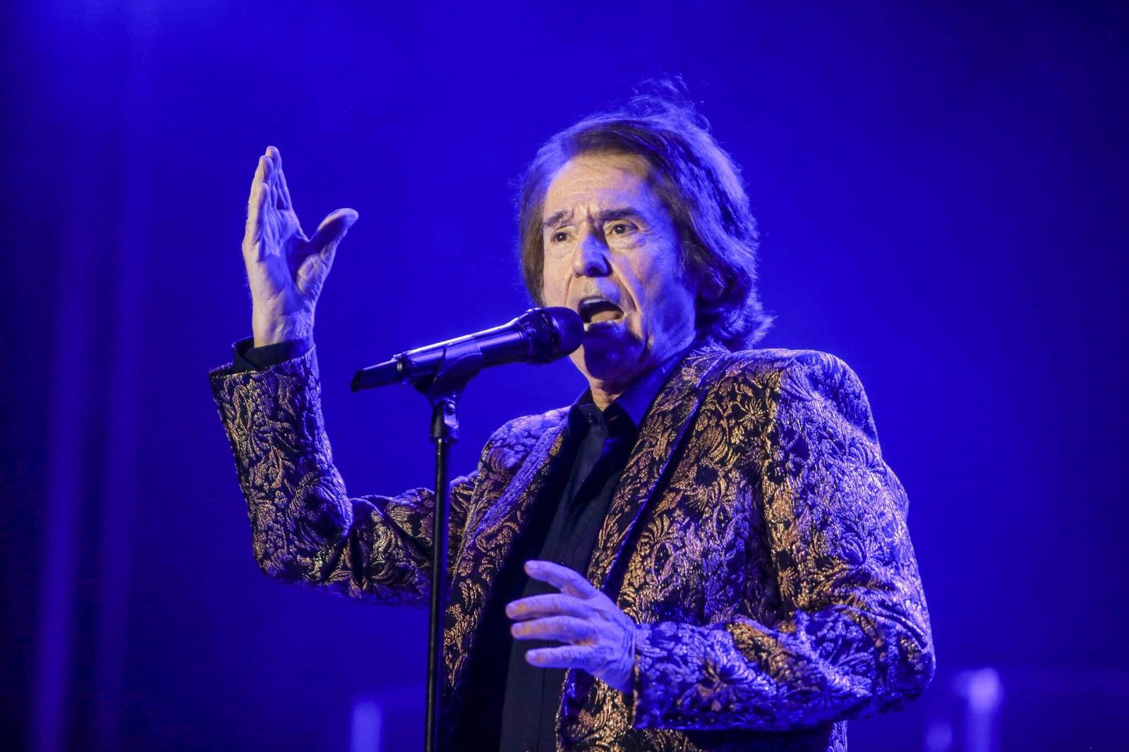 Raphael durante su actuación en Sancti Petri.