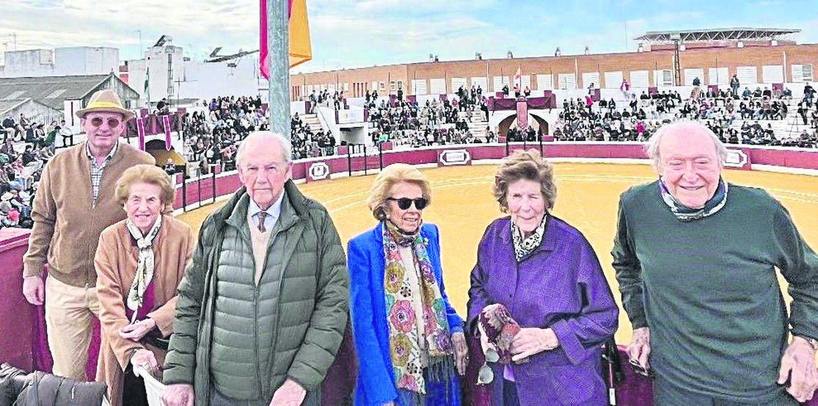 Alonso Mencos, Ana María y Pepe Bohórquez, Pilar Crespí de Valldaura, Micaela Valdés y Tomás Terry compartieron el palco de la plaza.