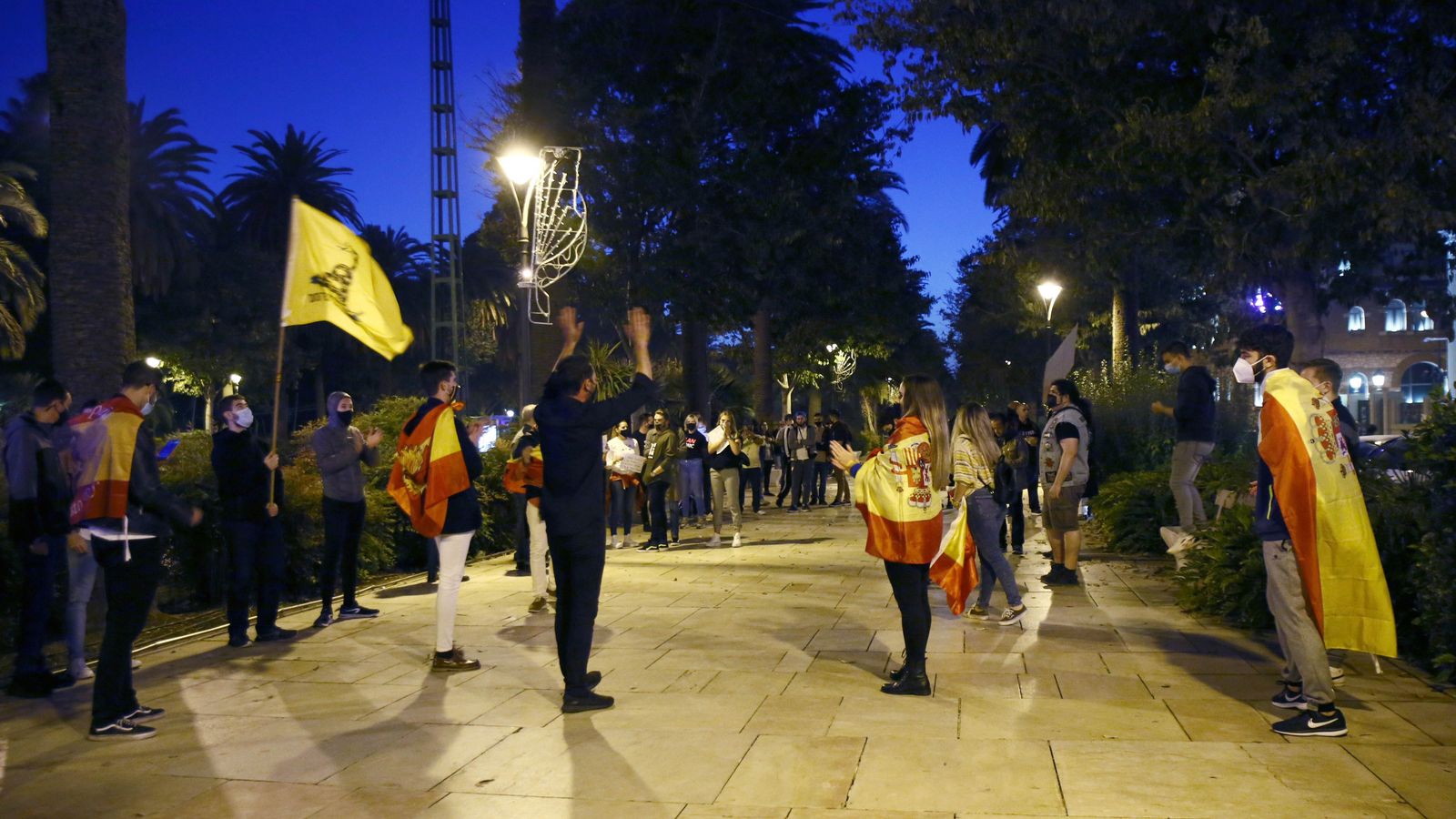 Concentración contra las restricciones en el paseo del Parque este domingo.