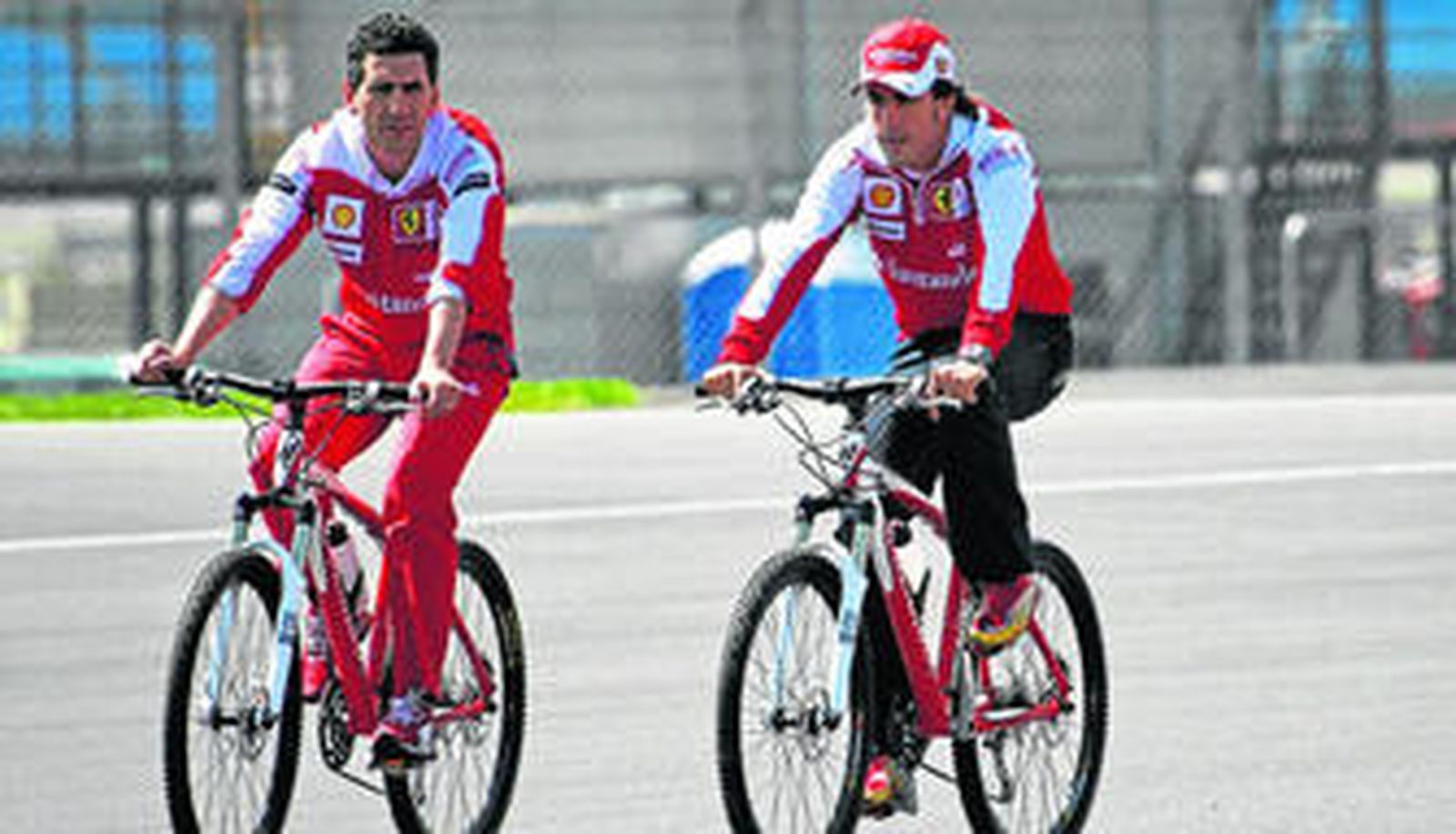 Fernando Alonso recorre en bicicleta, junto a un ingeniero, el circuito de Silverstone, para conocer el nuevo trazado de la pista inglesa.