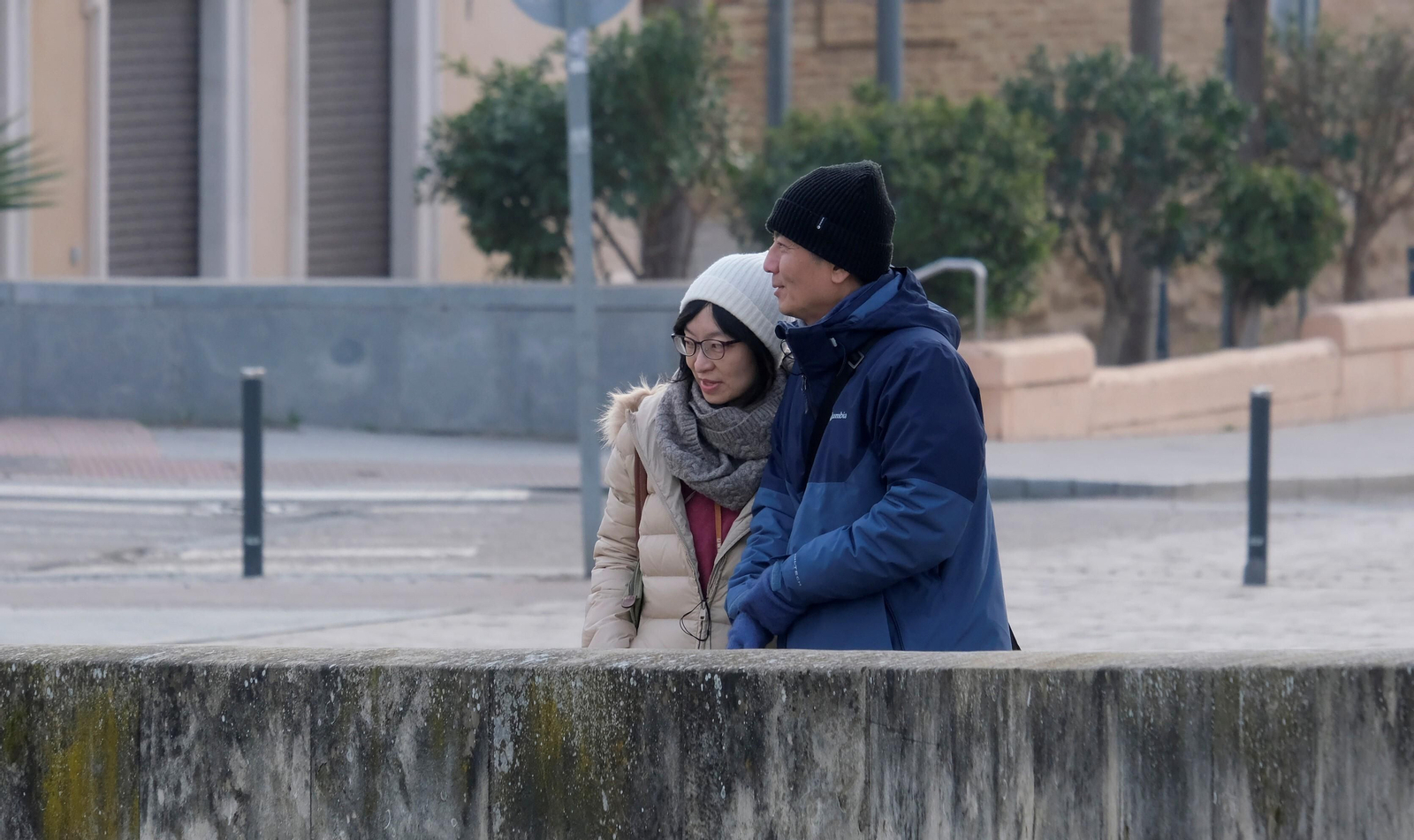 Dos turistas pasean por Córdoba.