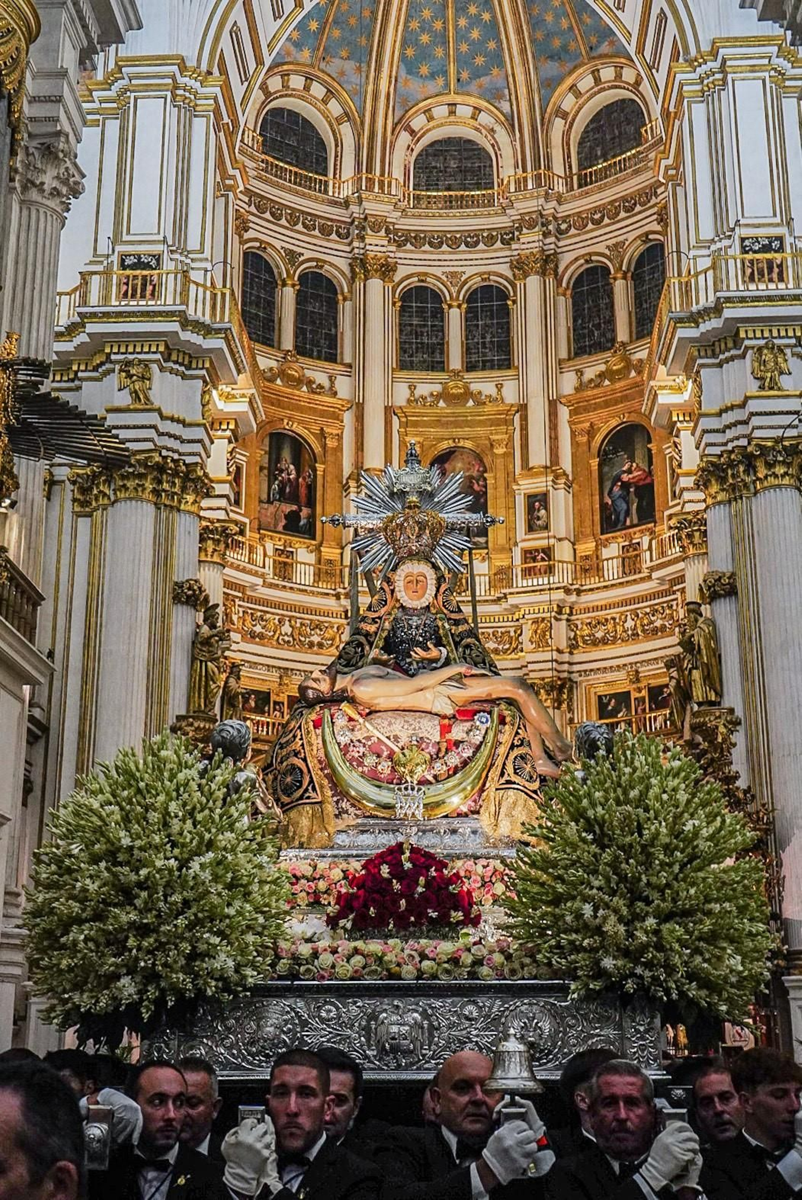 La procesión de la Virgen de las Angustias por Granada, en imágenes