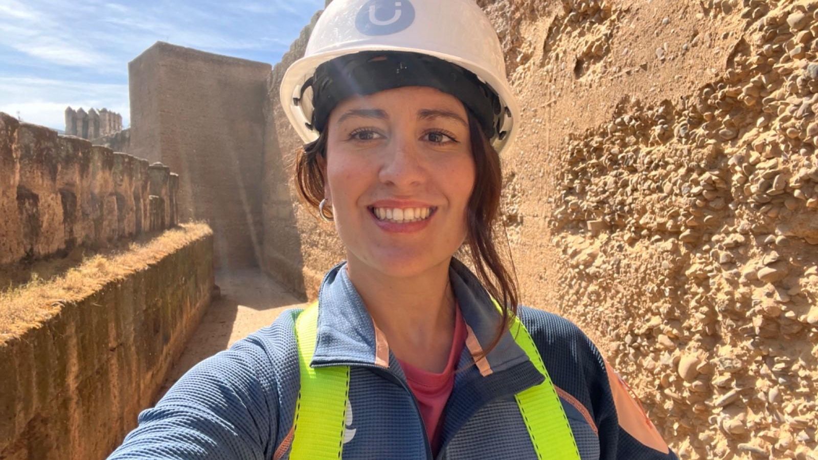 Elena trabajando en la muralla con la empresa Patrimonio Inteligente.