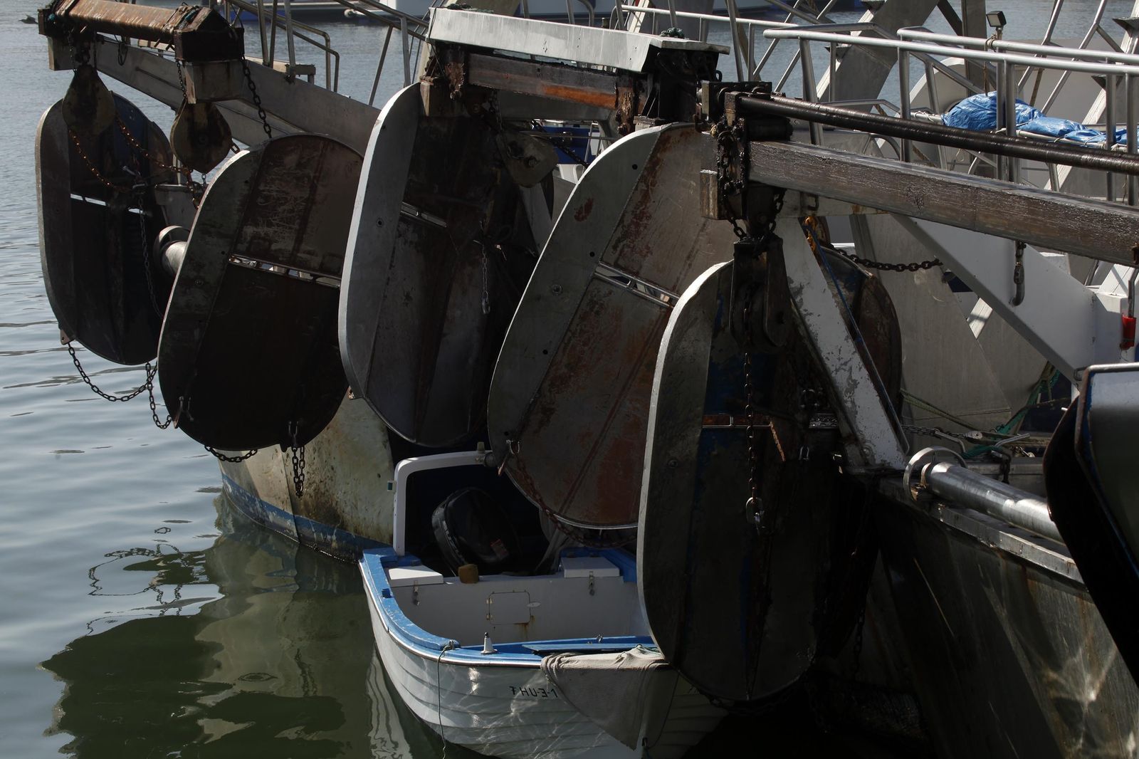Imágenes de la flota de arrastre de Huelva en parada biológica