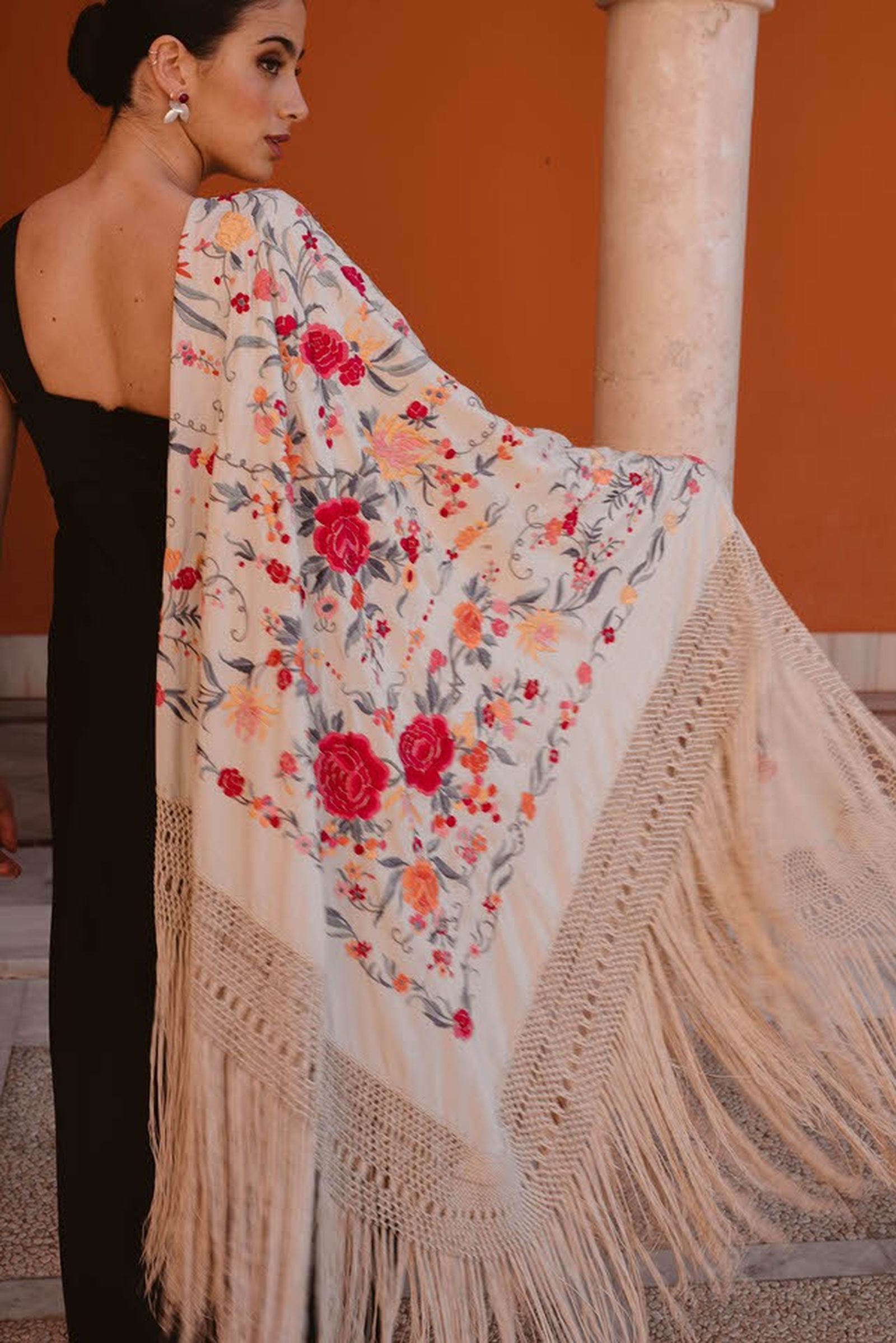 Para las bodas de primavera muchas rescatan los mantones familiares y con ellos le dan un aire muy sofisticado a sus looks.