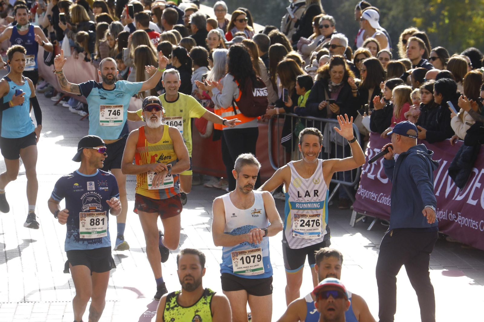 La gloria de cruzar la Puerta del Puente: las fotos de la línea de meta de la Media Maratón de Córdoba 2024