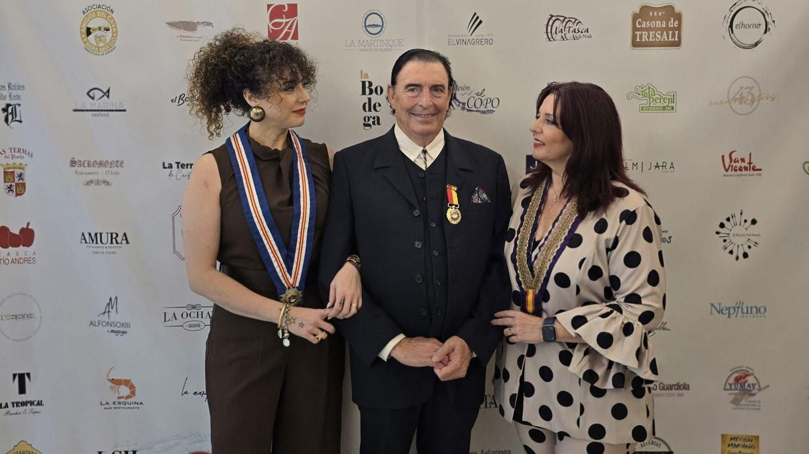 Manolo Moreno, junto a sus hijas Estrella y Gema.