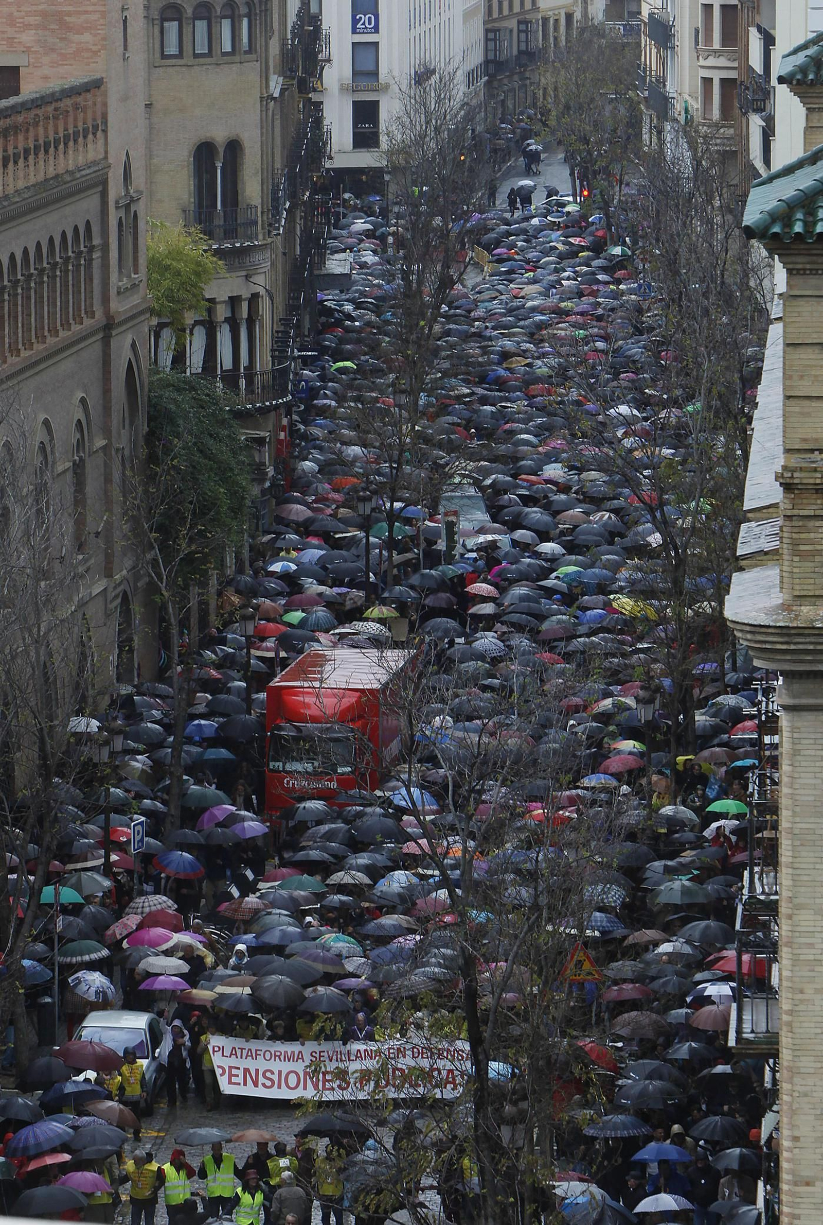 Las imágenes de la manifestación por las pensiones públicas en Sevilla