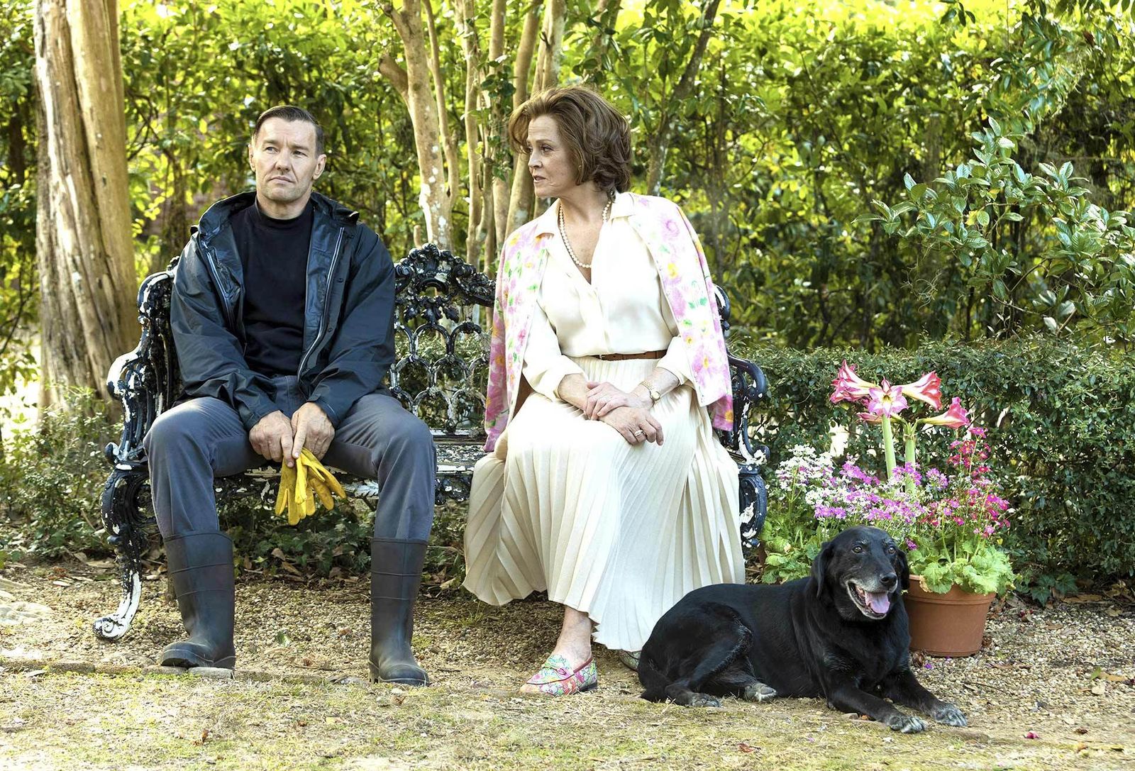 Joel Edgerton y Sigourney Weaver en una imagen de 'El maestro jardinero'.