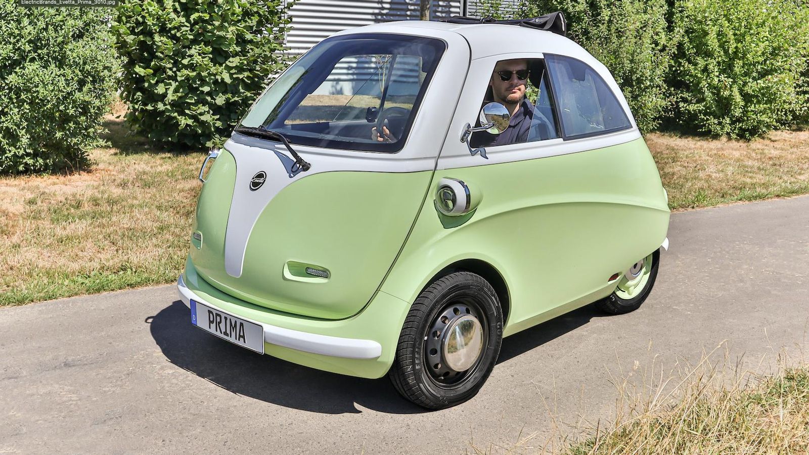 La longitud es de sólo 2,40 m y su anchura de 1,50 m, lo que le hace muy adecuado para circular por las ciudades.