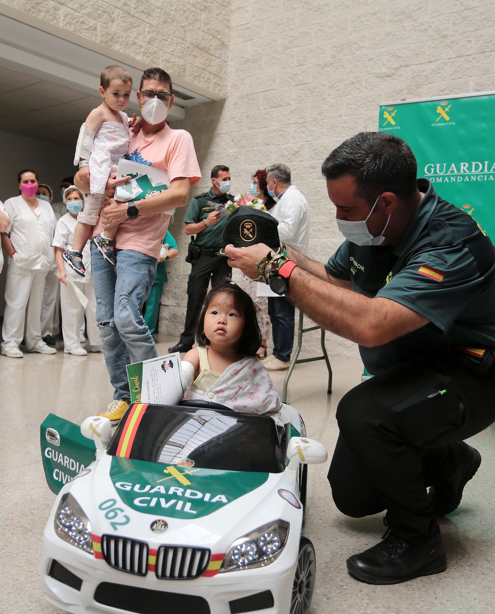 Imágenes de la exhibición de la Guardia Civil en el Hospital Juan Ramón Jiménez con motivo del 35 aniversario de la incorporación de la mujer