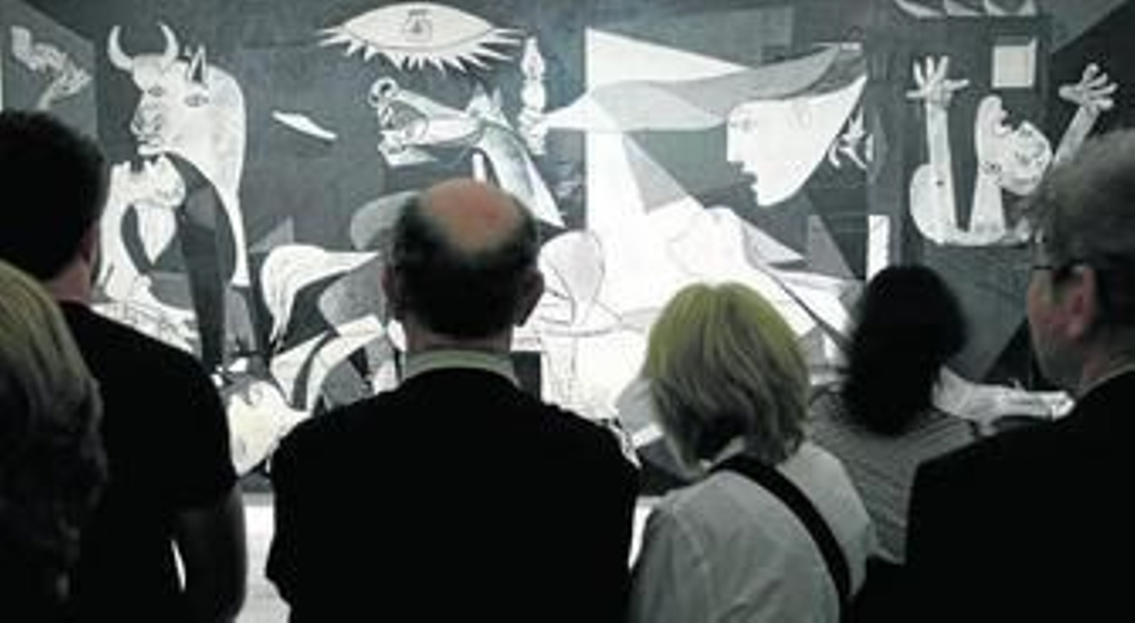 Visitantes admiran el 'Guernica' en el Museo Reina Sofía de Madrid.