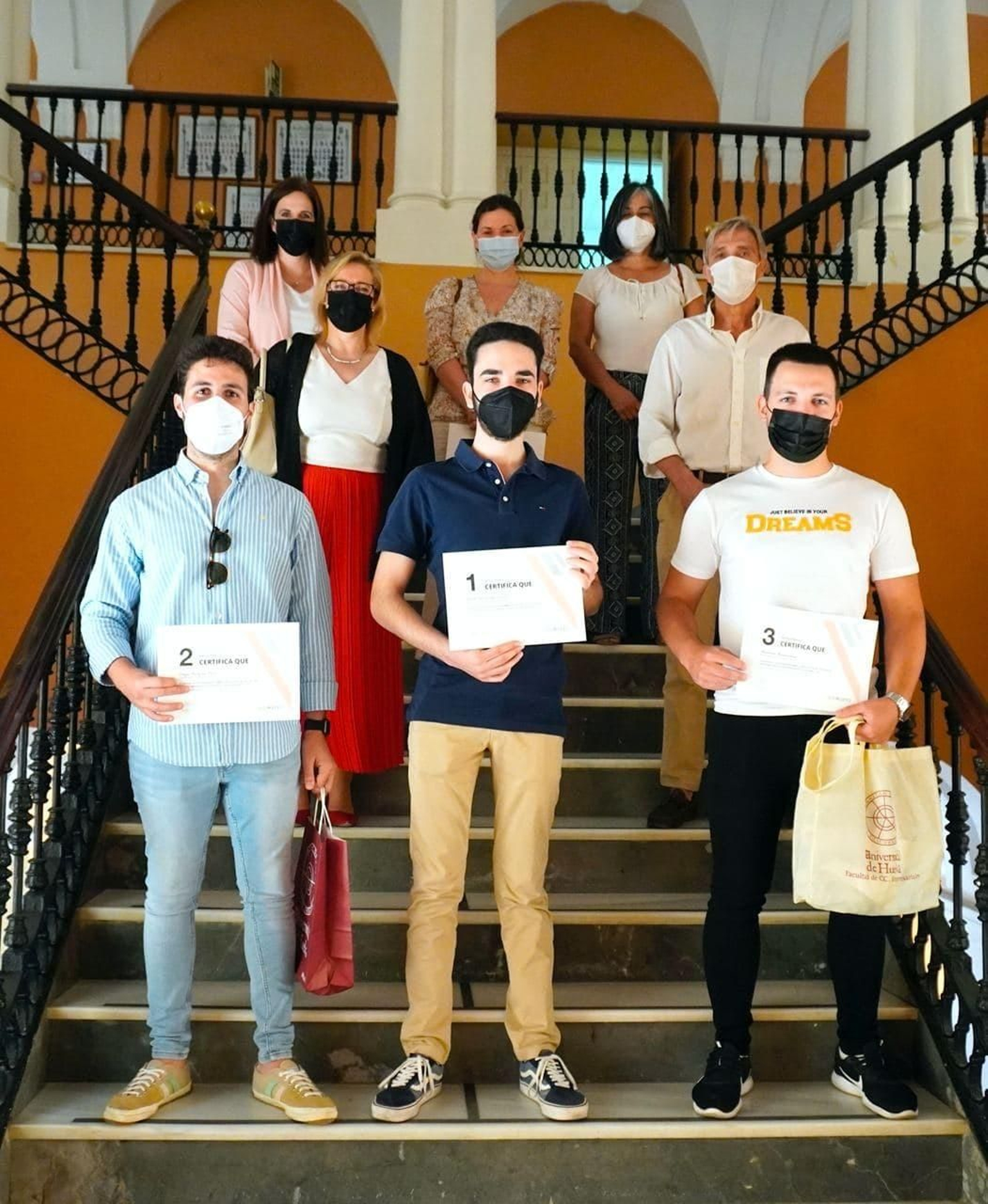 Los tres alumnos premiados junto a los organizadores de certamen.