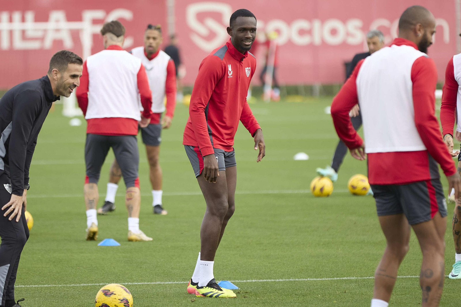 Nianzou sonríe ante el técnico Juan Díaz y Marcao en el entrenamiento del jueves.