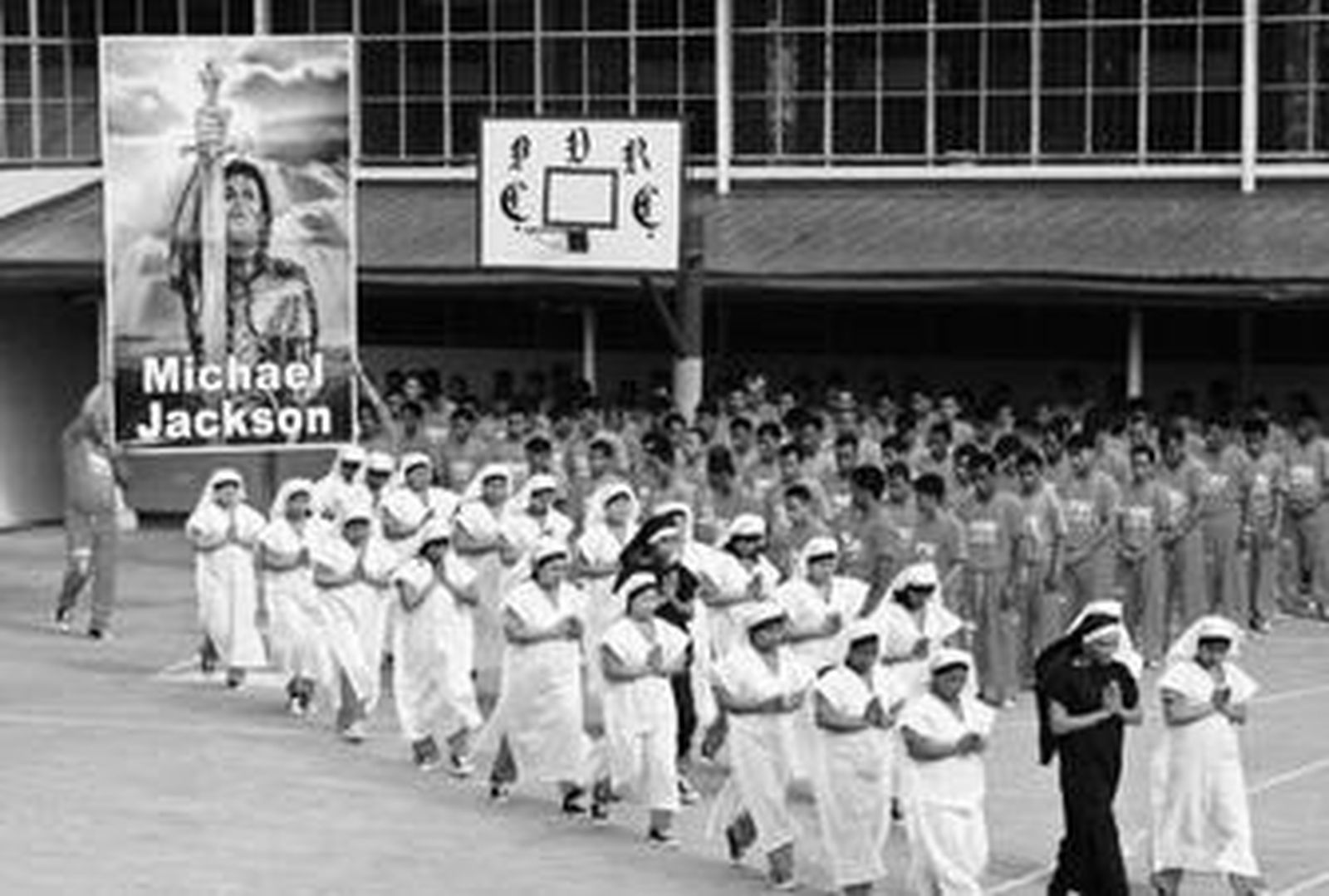 Reclusos de una prisión filipina rinden su particular tributo a Michael Jacson con una coreografía de 'Thriller'.
