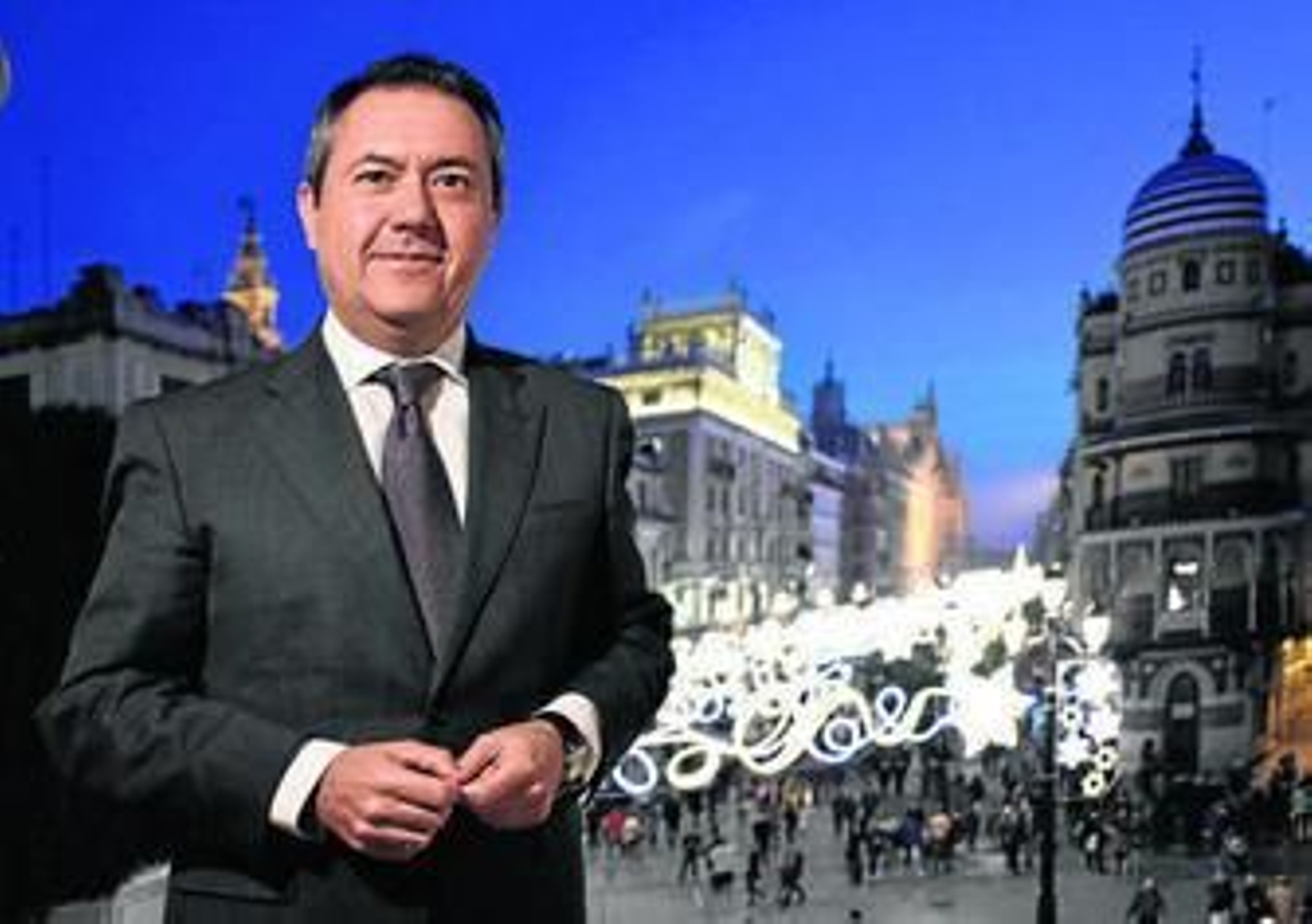 Espadas posa en el balcón de su despacho en la Casa Consistorial.