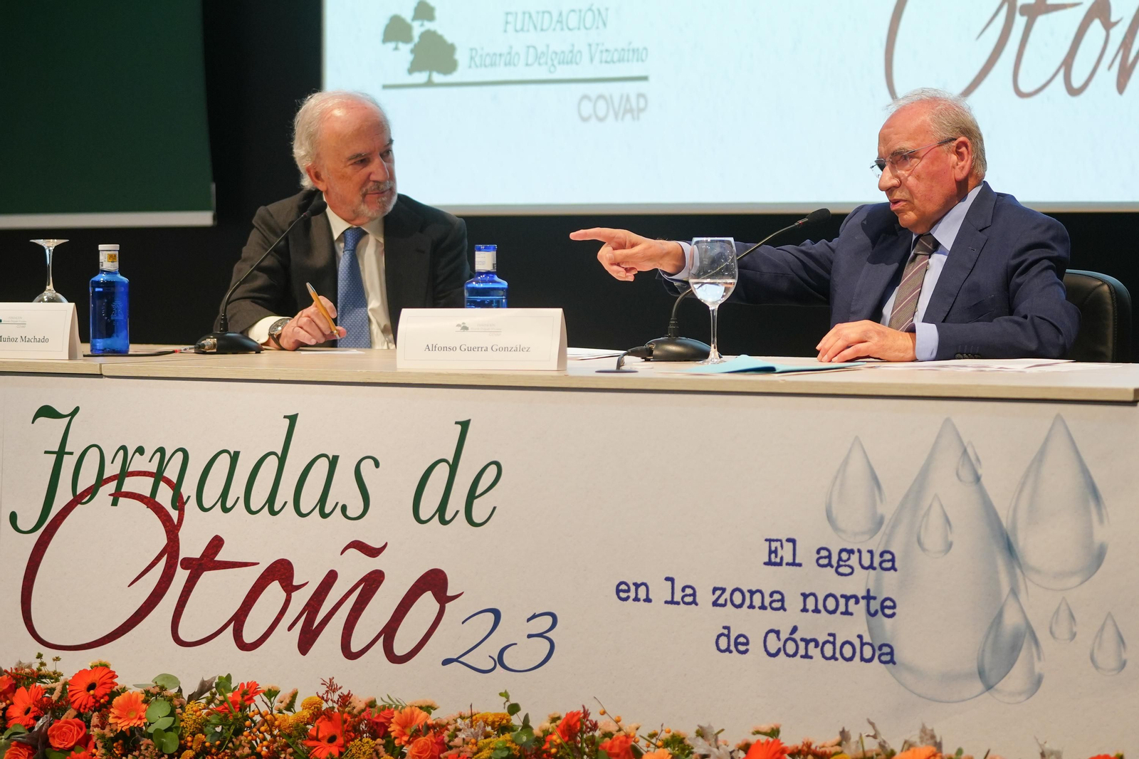 Santiago Muñoz Machado y Alfonso Guerra, durante su encuentro en las Jornadas de Otoño. Santiago Muñoz Machado y Alfonso Guerra, durante su encuentro en las Jornadas de Otoño.