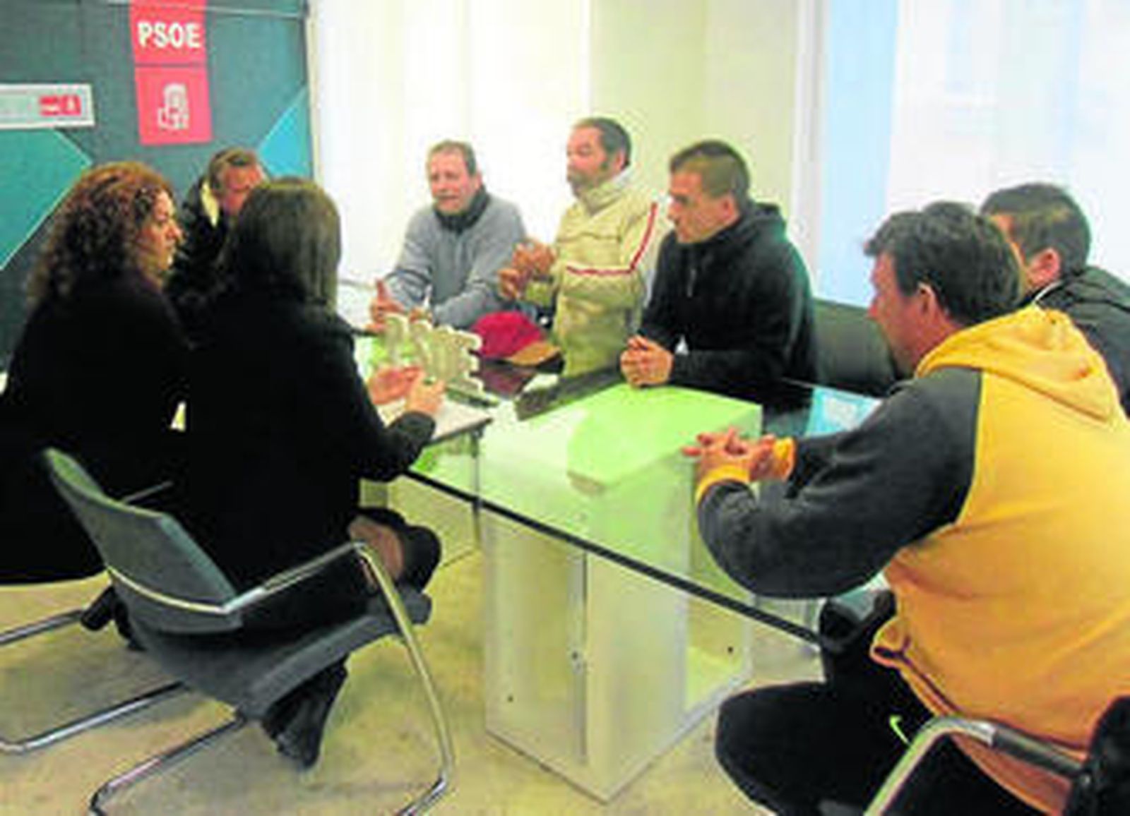 Encuentro entre dirigentes del PSOE local y un colectivo de parados.