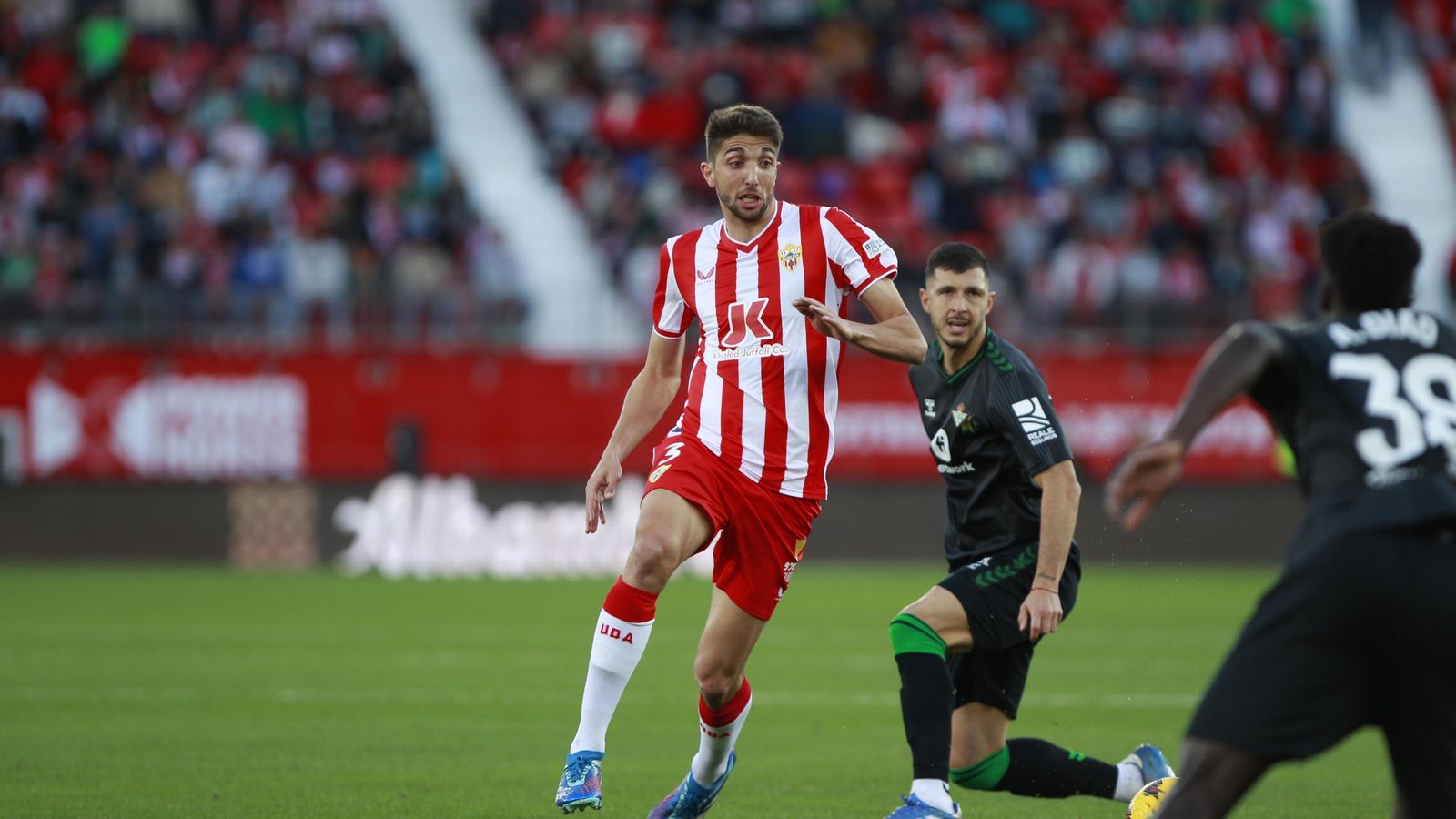 Édgar González intenta llevarse un balón divido en campo rival.