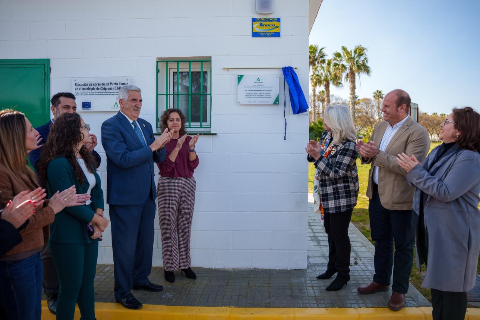 Inauguración por las autoridades del nuevo punto limpio en Chipiona.