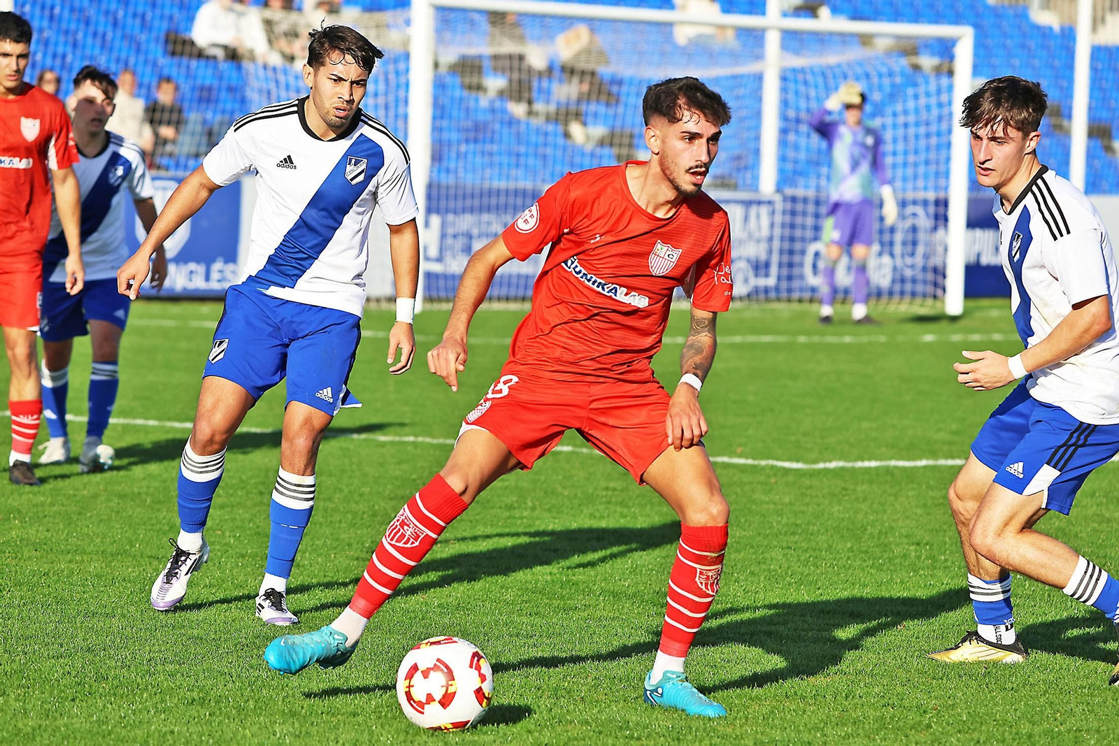 Un lance del derbi entre Atlético Onubense y La Palma.