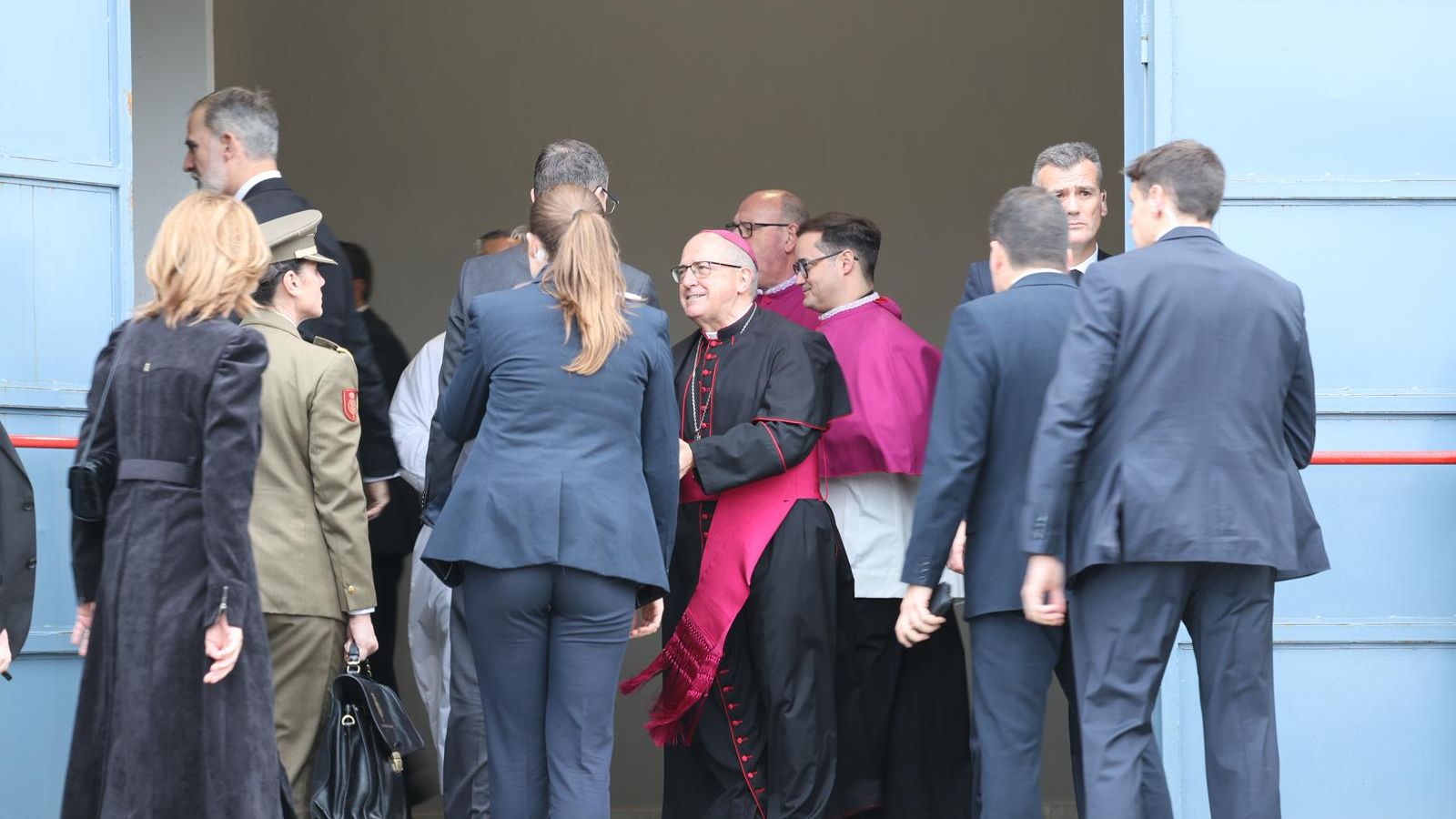 El obispo recibía a los reyes.