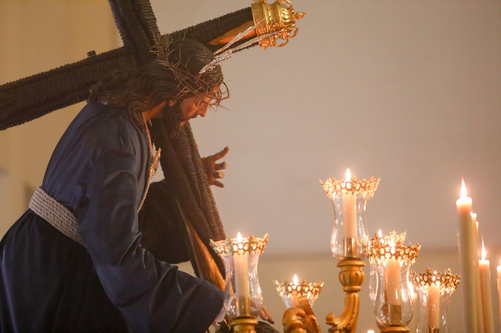 Fotos del vía crucis oficial del consejo local de Algeciras con las Tres Caídas