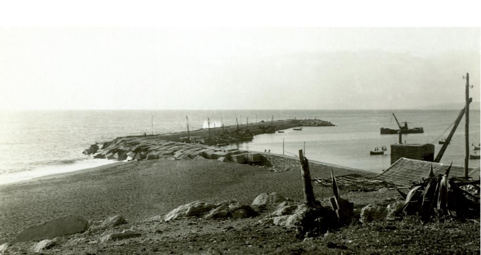 Las obras del dique de abrigo del puerto de Estepona, paralizadas, en el año 1932.