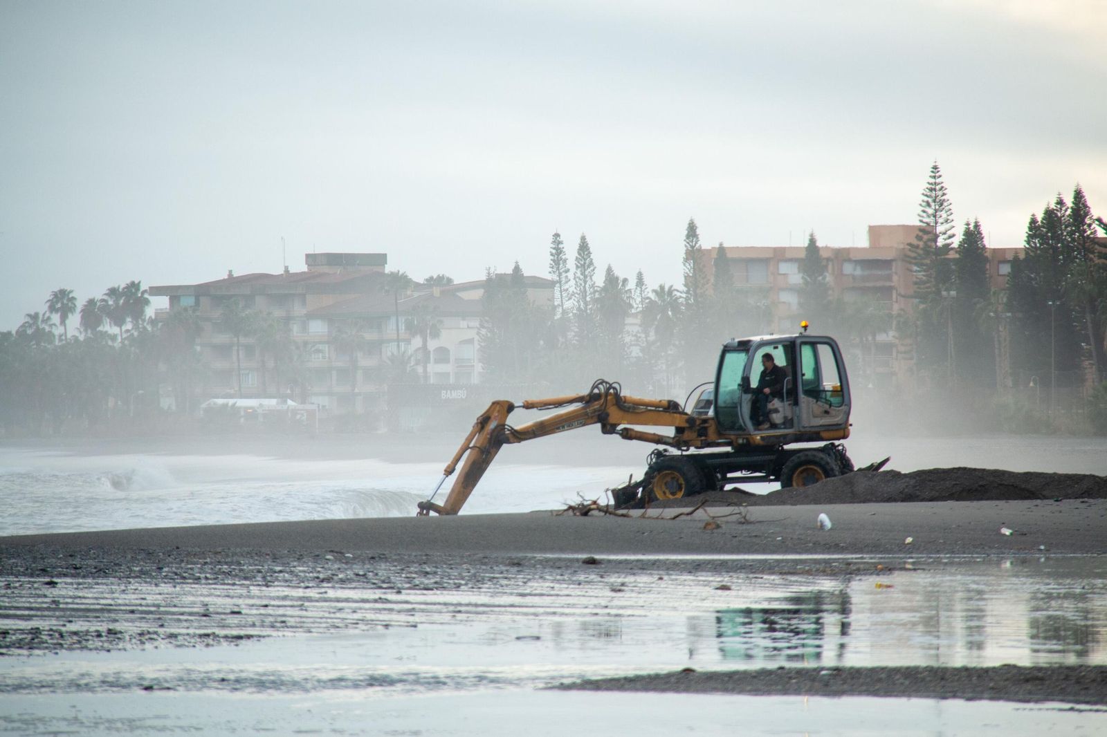 Maquinaria trabajando en la Costa tras un temporal reciente.