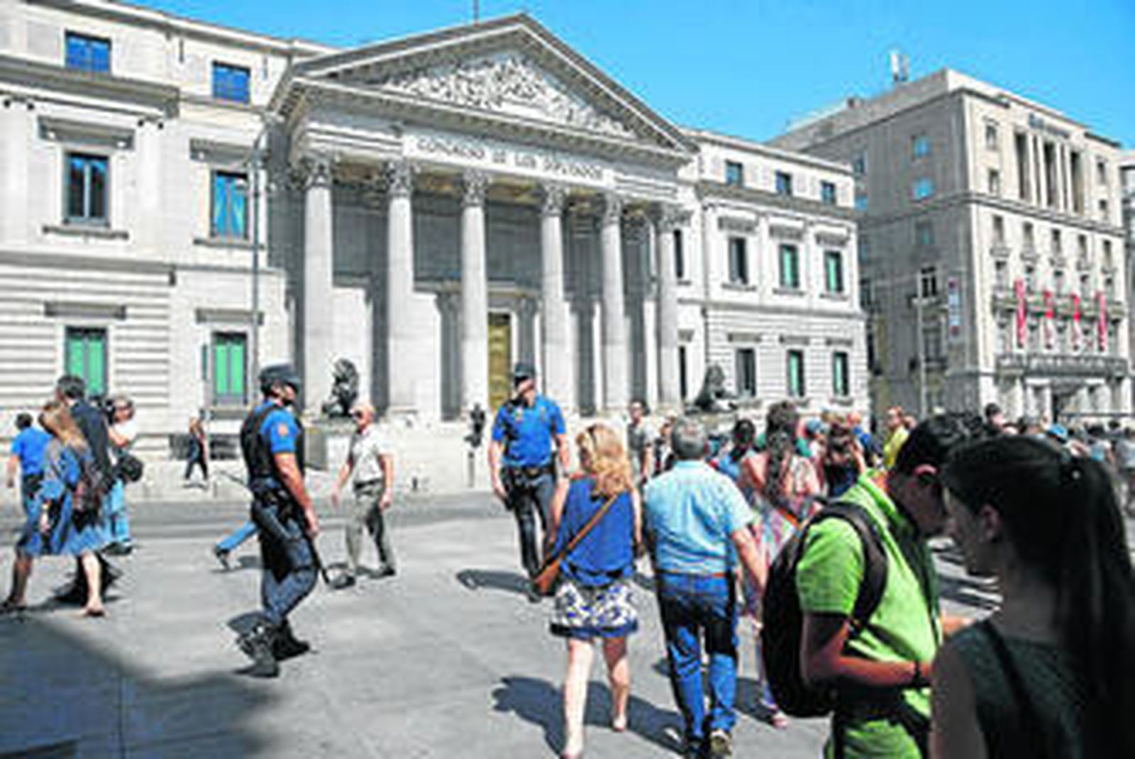 Protección policial junto al Congreso de los Diputados, ayer, en la sesión de investidura. A ambos lados, los leones.