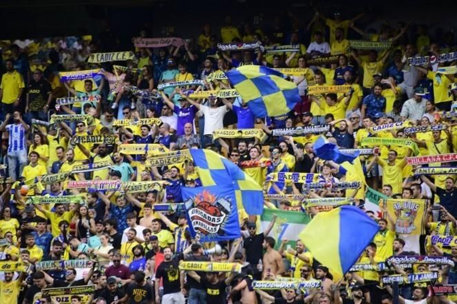 Aficionados cadistas animan durante un encuentro.