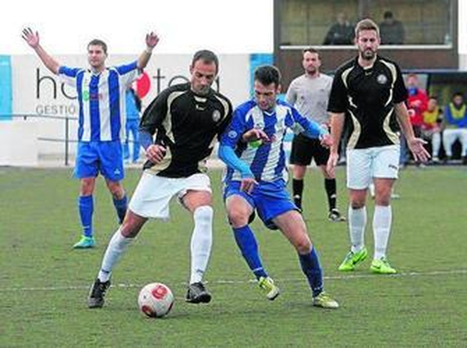 Javi Martínez lucha por el esférico ante el local Álex Chico.