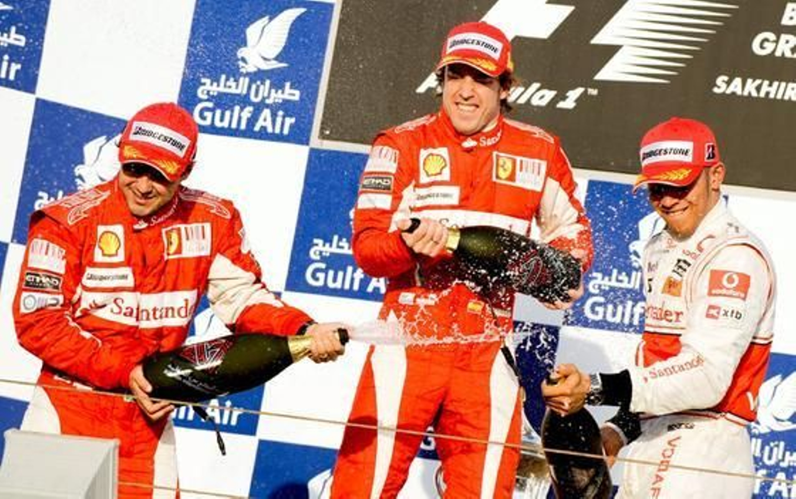 Fernando Alonso gana su primera carrera como piloto de Ferrari en Bahrein. / EFE