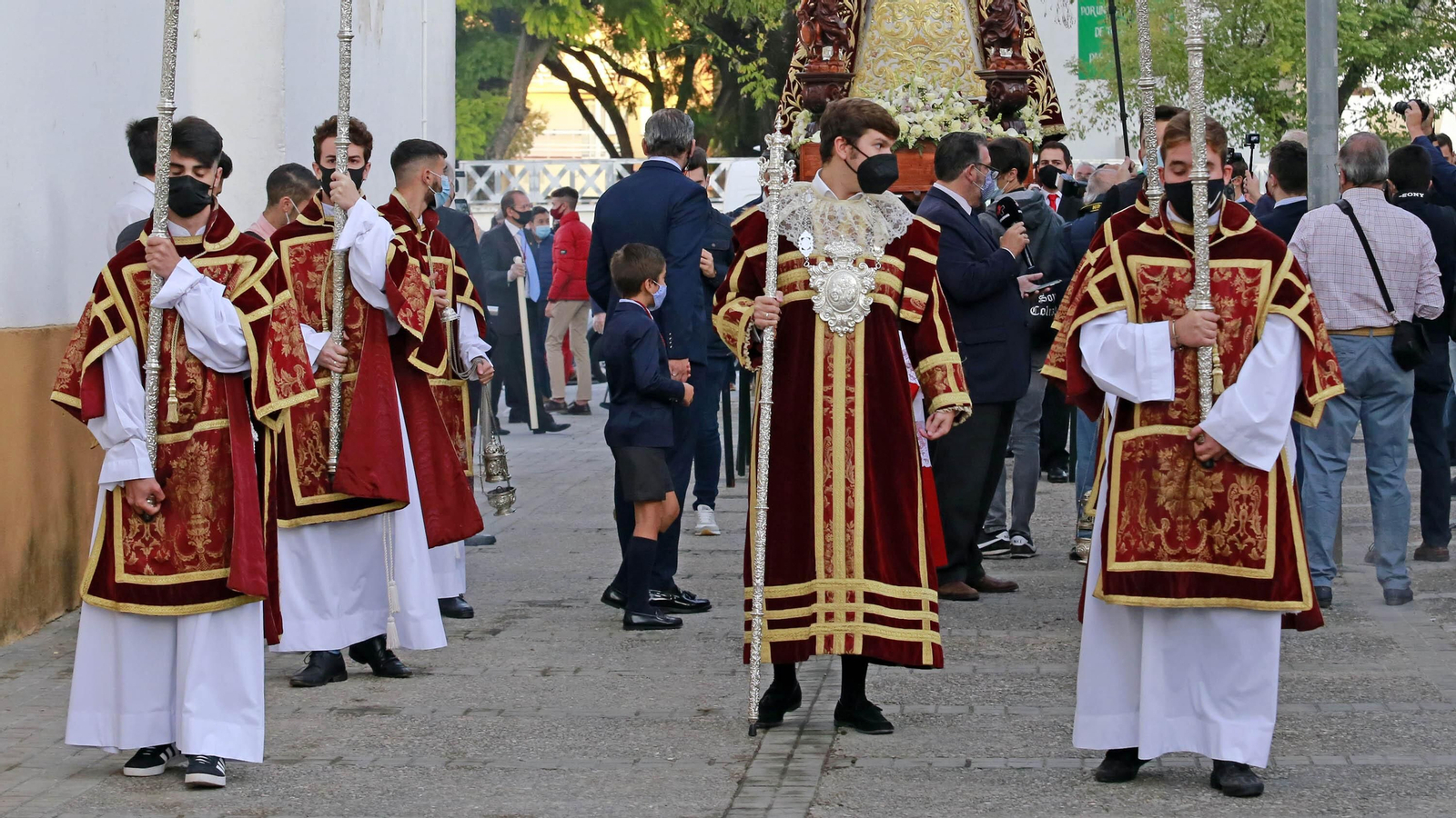 Imágenes del rosario de la Aurora de la Candelaria por los jardines de la Atalaya