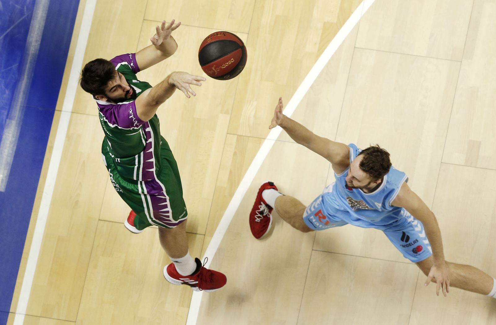 Dani Díez lanza a canasta en el Unicaja-Breogán.