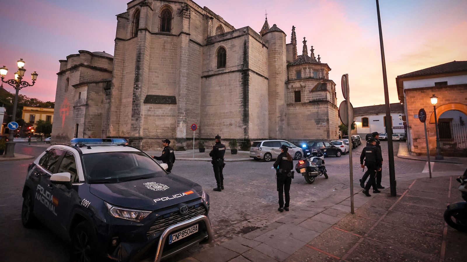 La Policía desplegada en el barrio de Santiago de Jerez.