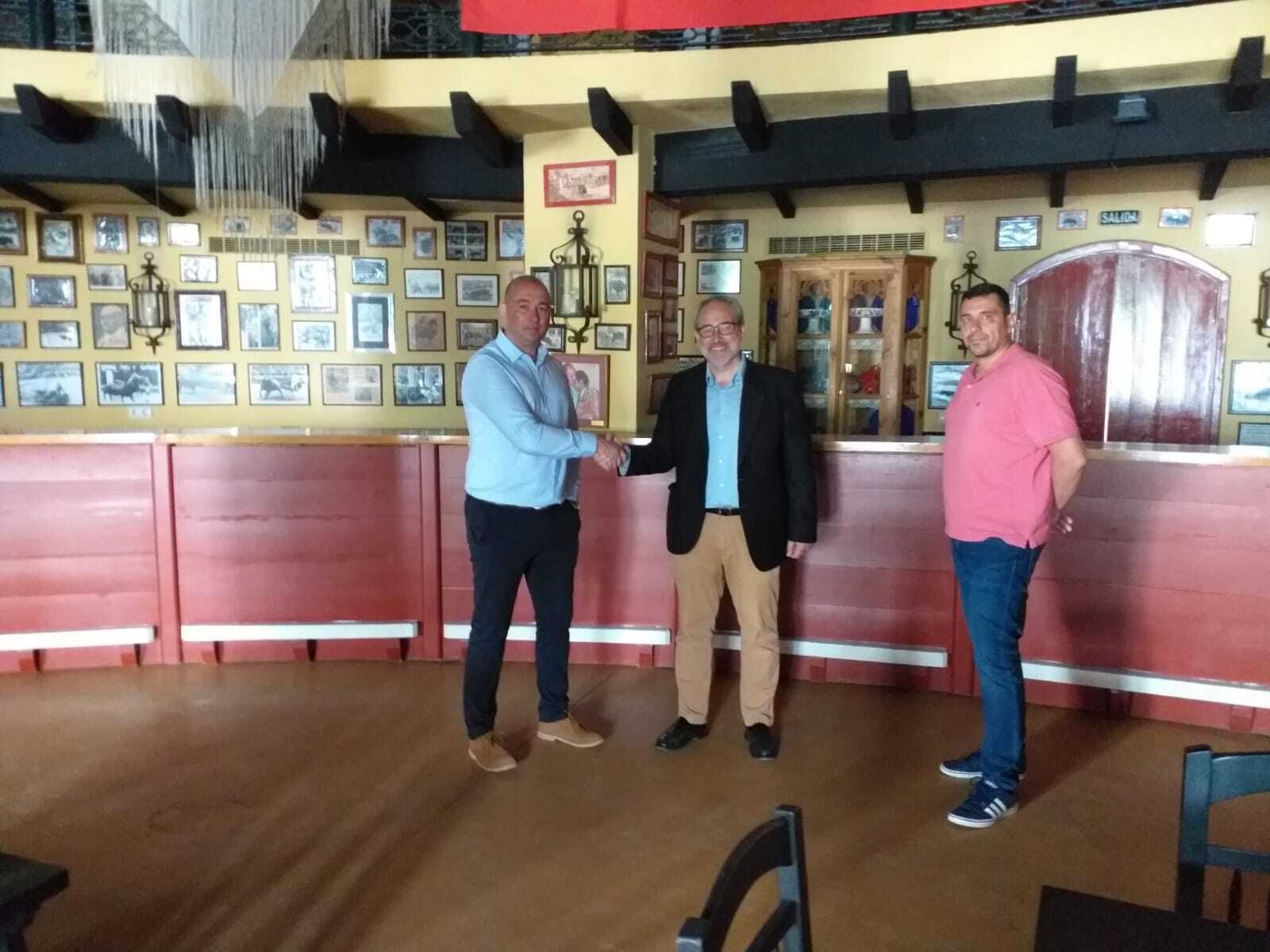 Alfonso Rodríguez hijo estrecha la mano a Rafa Arribas, propietario de Satine, en presencia de Vicente Nogueroles, hace unos días en el Museo Taurino de Jerez.