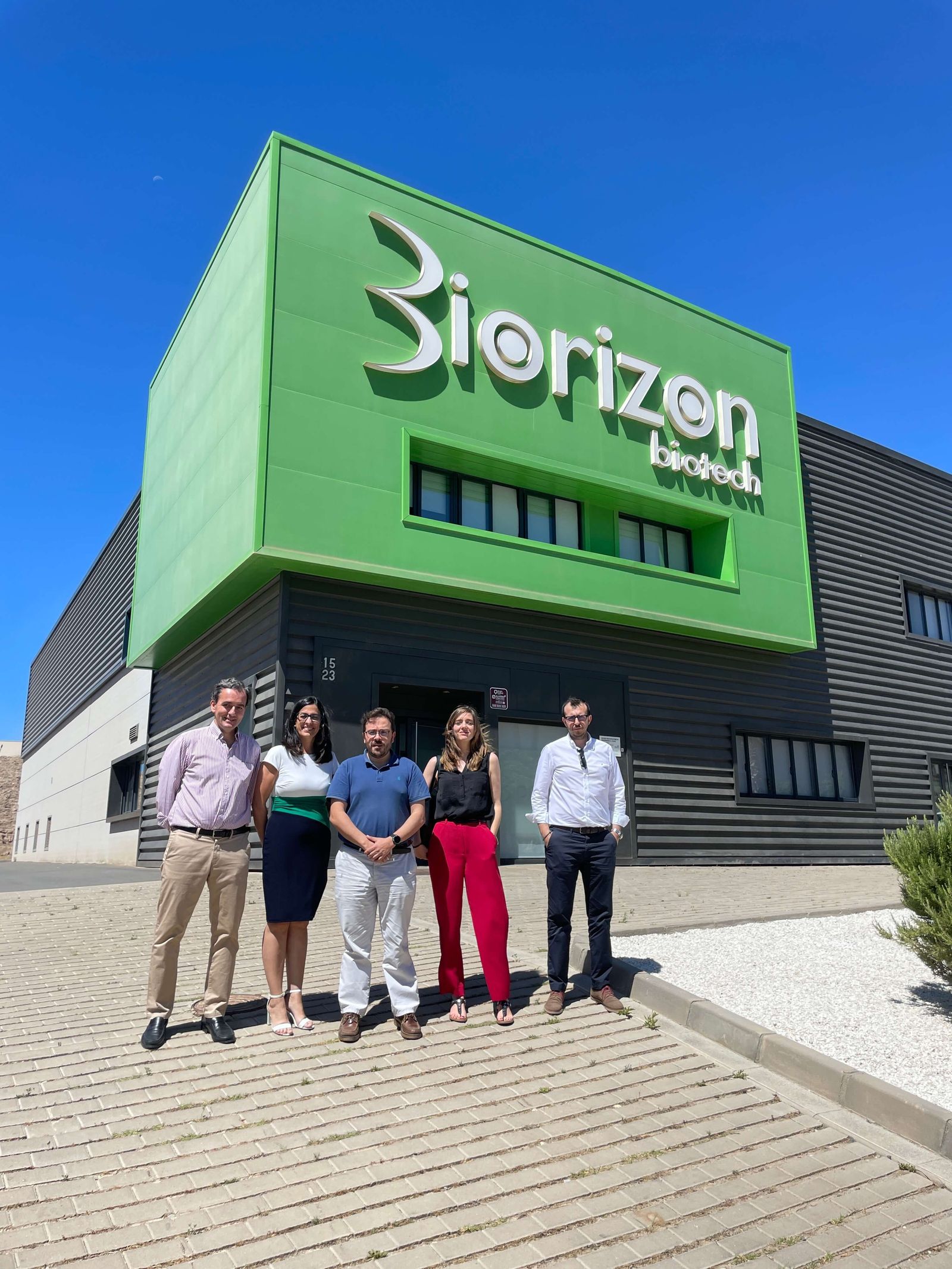 Ante el edificio de Biorizon.