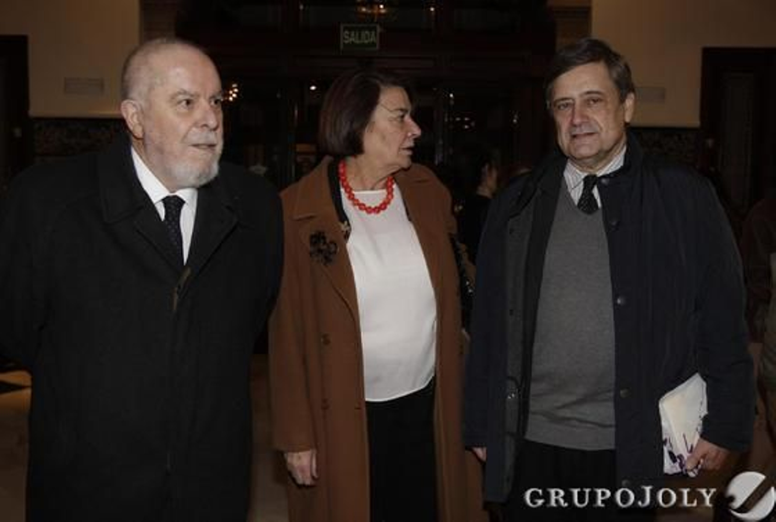 El académico Juan Gil; la americanista Consuelo Varela y el arquitecto Víctor Pérez Escolano. / Reportaje gráfico: Antonio Pizarro, Juan Carlos Muñoz y Juan Carlos Vázquez
