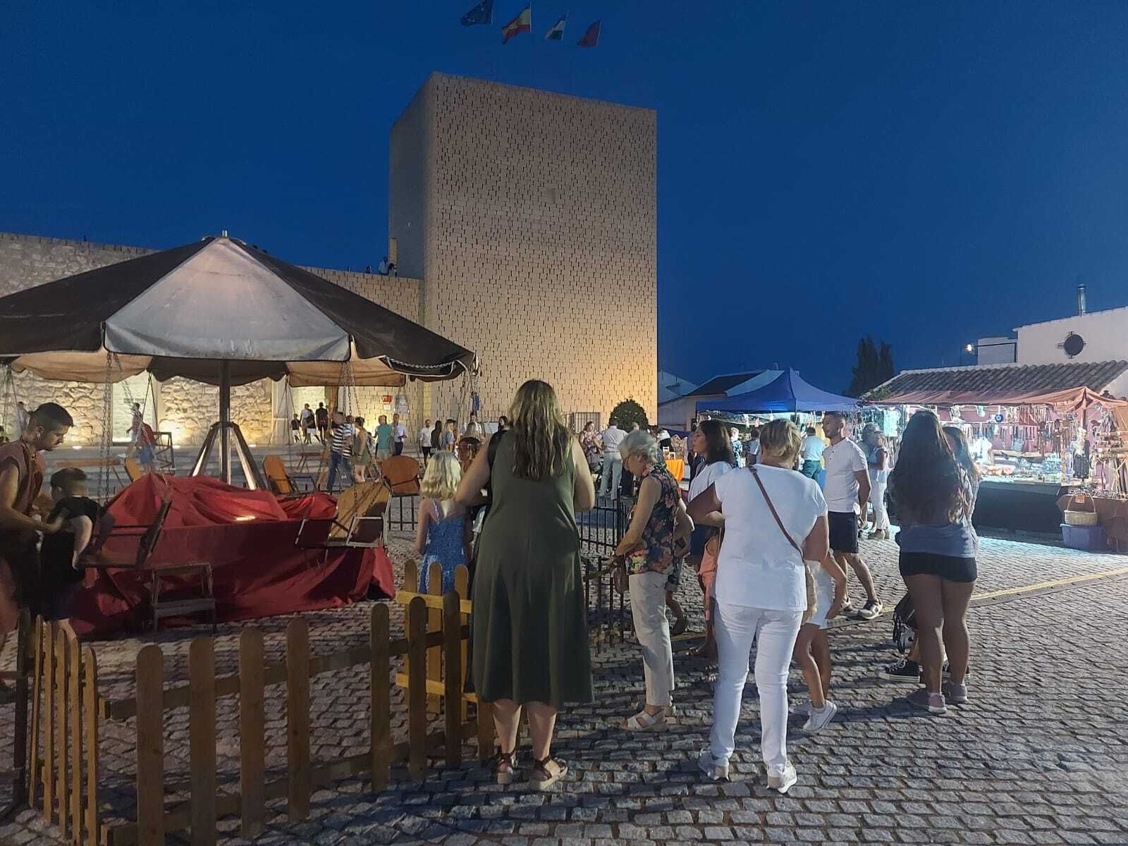Puestos y atracciones, ante el Castillo de la Almedina de Baena.