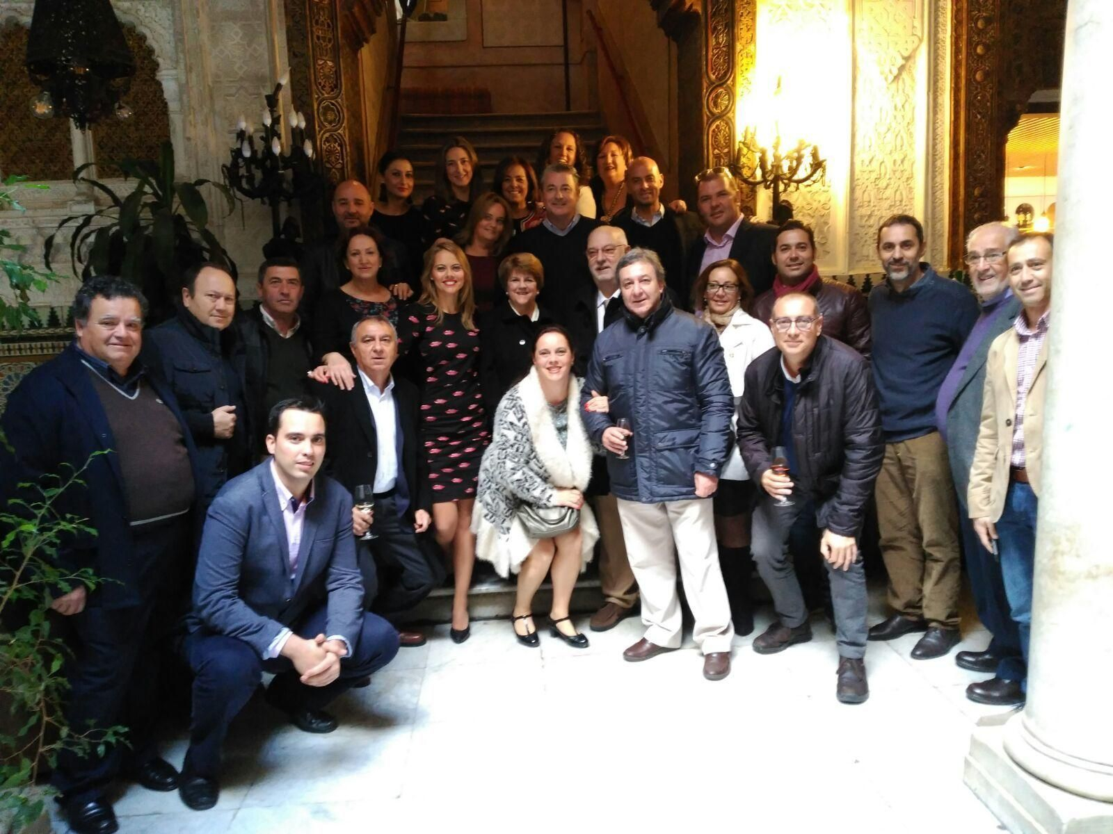 El homenajeado José Antonio Sánchez Rodríguez, rodeado de un grupo de compañeros que asistieron al almuerzo, celebrado en el Casino Gaditano, con motivo de su jubilación.