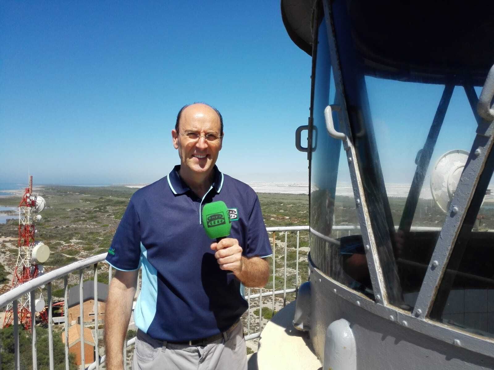 Juanjo del Arco en el faro de Almería, siempre con el micrófono de Onda Cero en su mano.