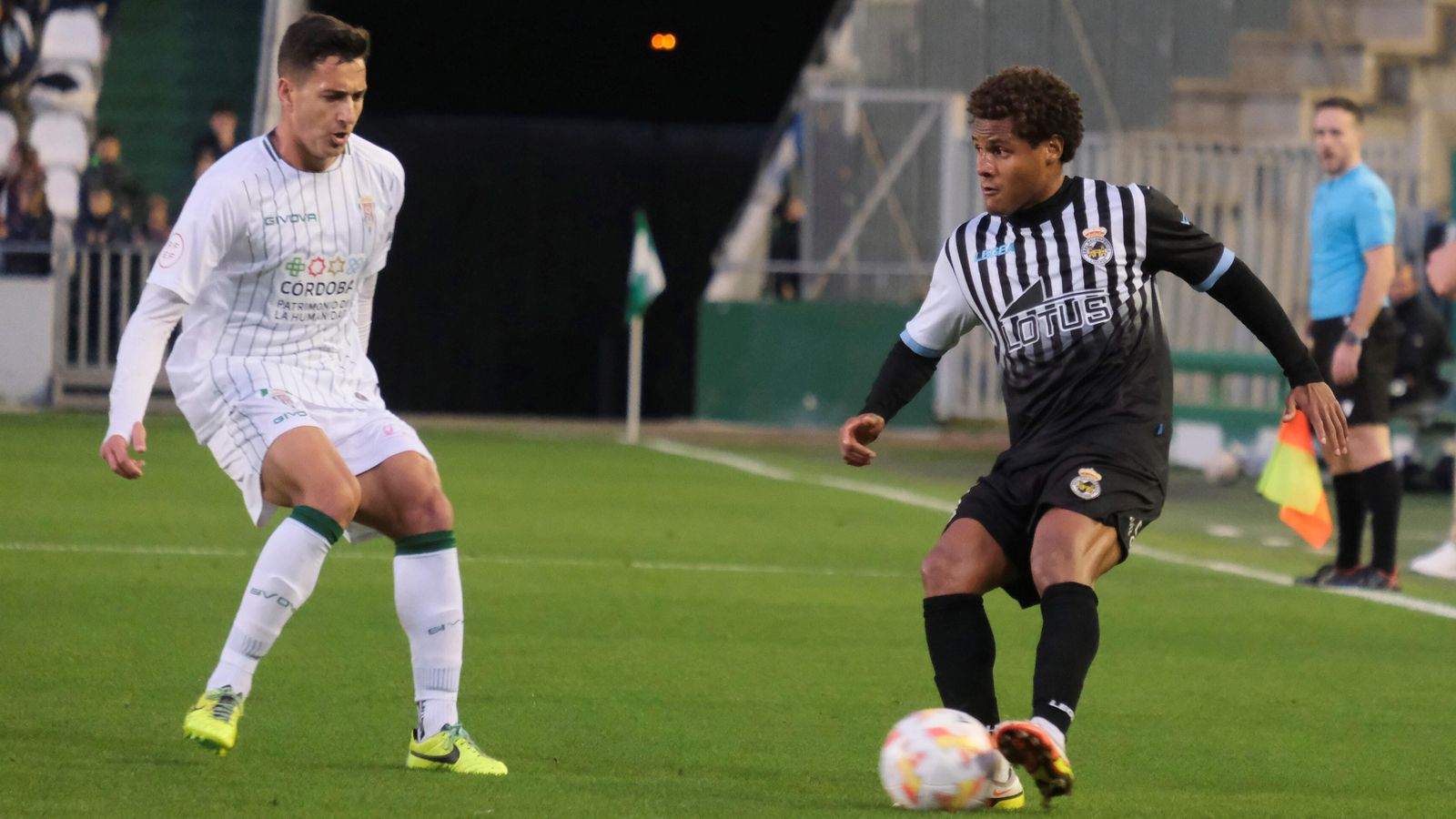 Caballero intenta encimar en la presión a Joao Pedro.