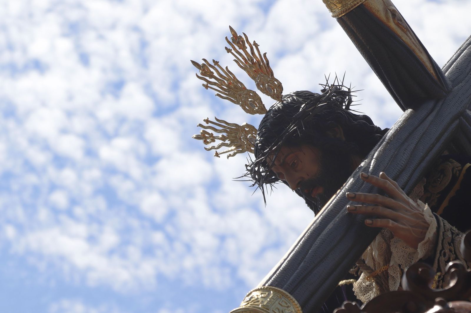 Imágenes del recorrido de la Hermandad de la Redención por las calles de Huelva