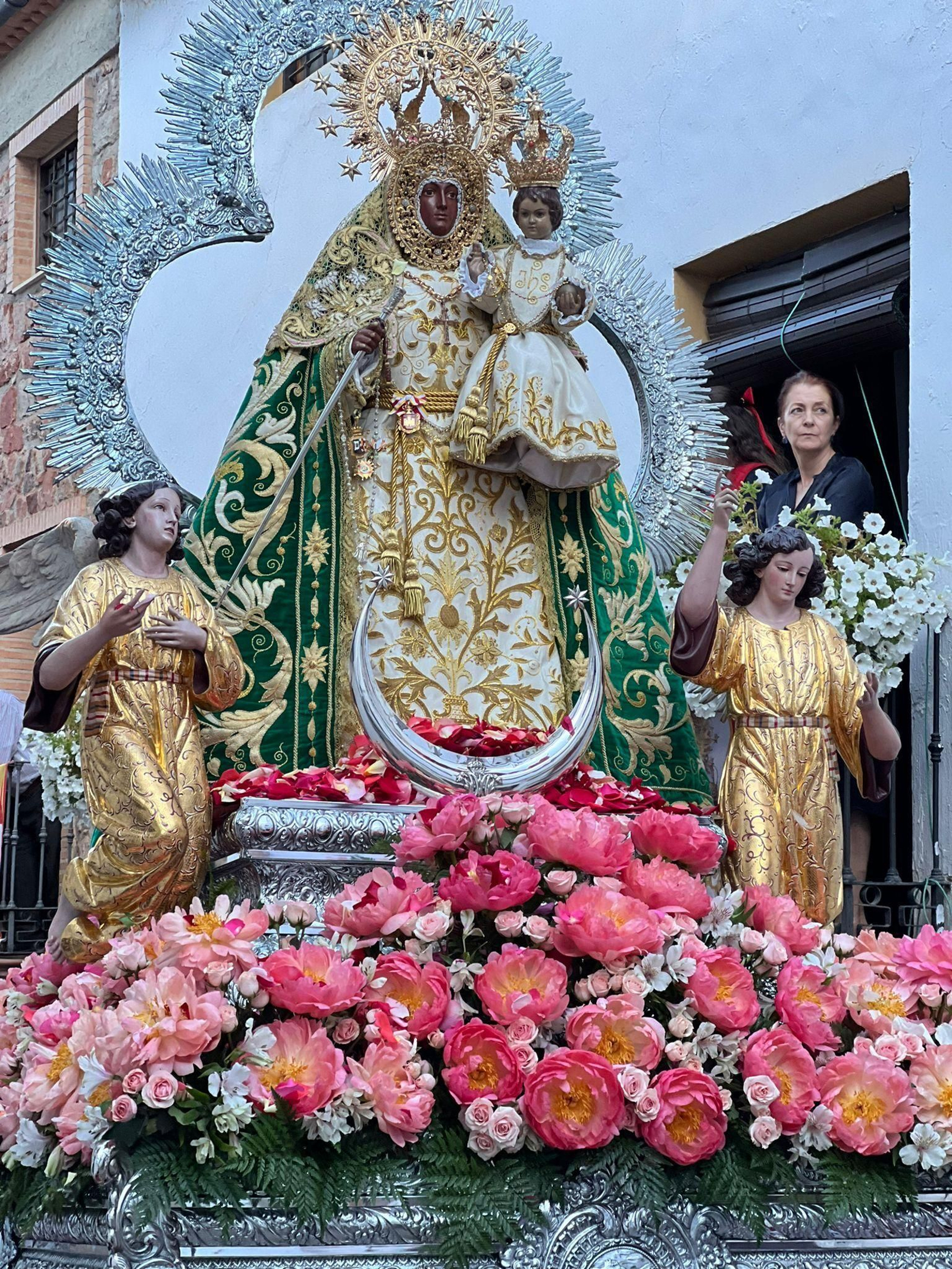 En imágenes: La patrona de Santisteban procesiona y renueva su mayordomía otro Pascuamayo