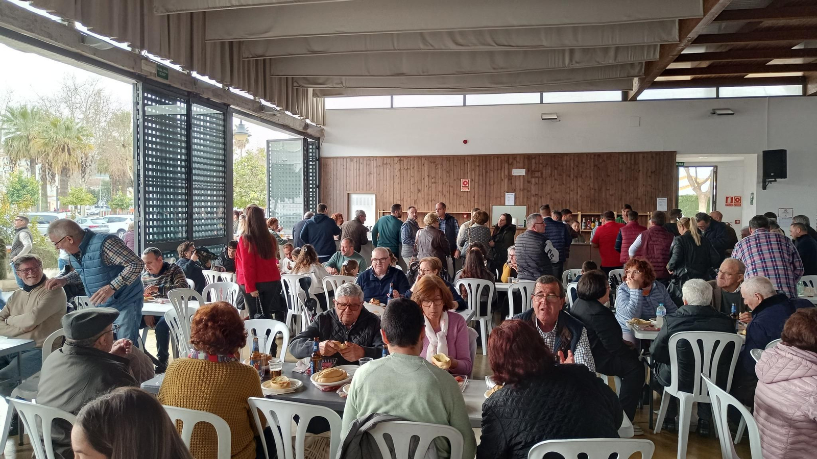 Villa del Río celebra el Día de Andalucía con el reparto de más de 2.000 cantos