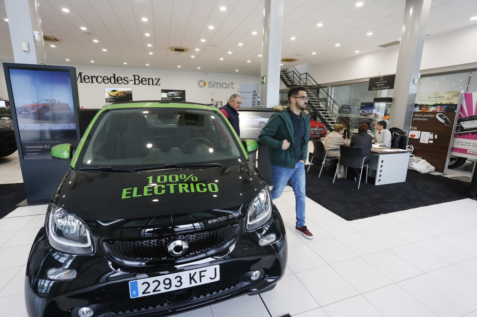 Vehículo eléctrico expuesto en un concesionario, donde cada vez ganan más espacio y protagonismo en las cifras de venta.